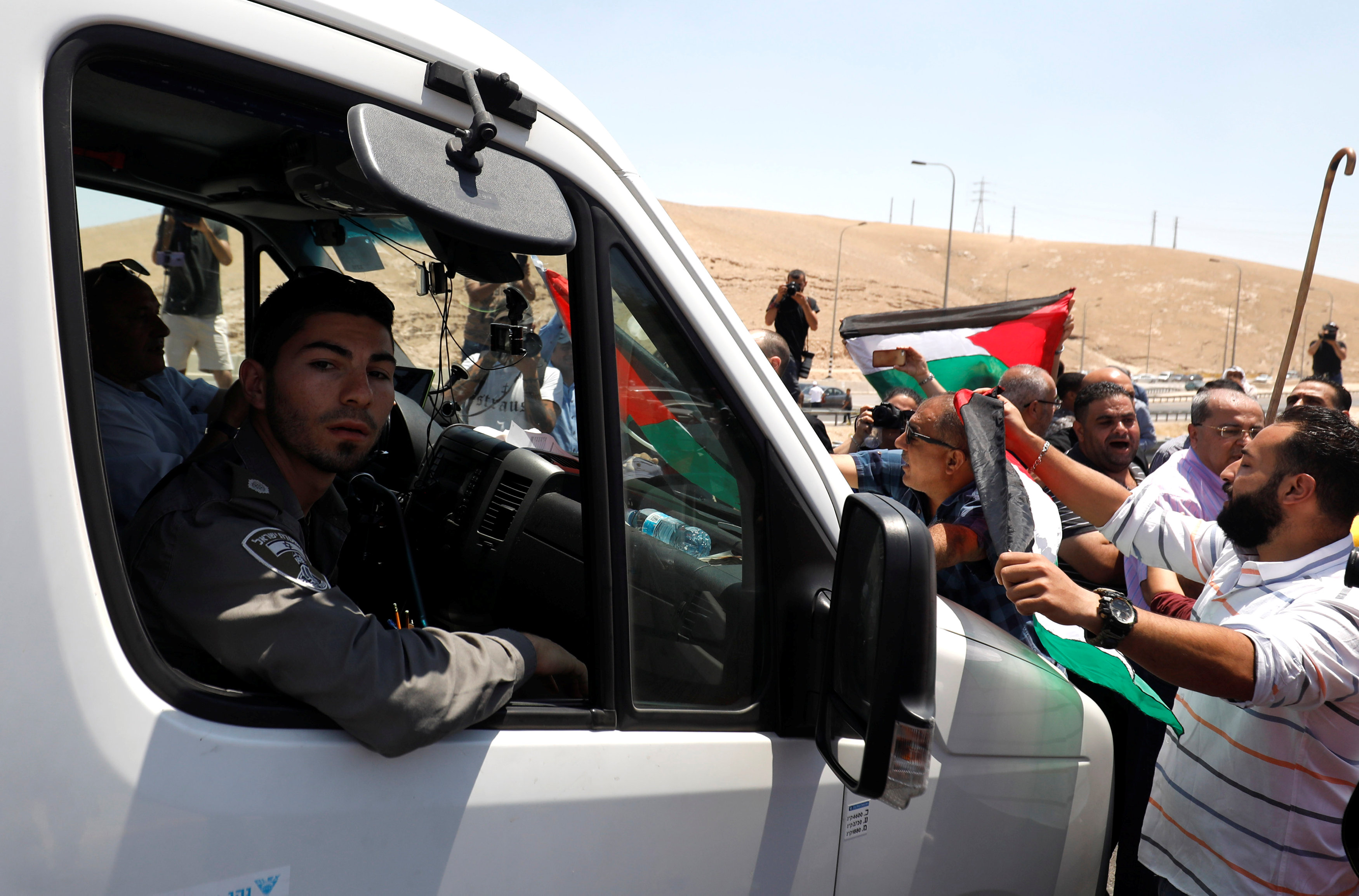 فلسطينيون يعترضون سيارة لحرس الحدود الإسرائيلي خلال تظاهرة يوم الجمعة ضد هدم تجمع الخان الأحمر. محمد تركمان/رويترز