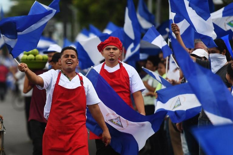 متظاهرون يرفعون أعلام نيكاراغوا في تظاهرة ضد الحكومة، 4 يوليو 2018. مارفن ريسينس/ أ ف ب