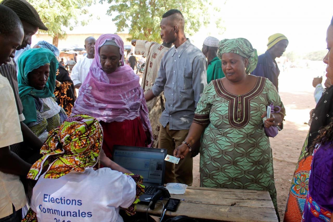 تسجيل الناخبين في مركز اقتراع خلال الانتخابات المحلية في باماكو ، مالي ، 20 نوفمبر 2016. أداما ديارا/رويترز