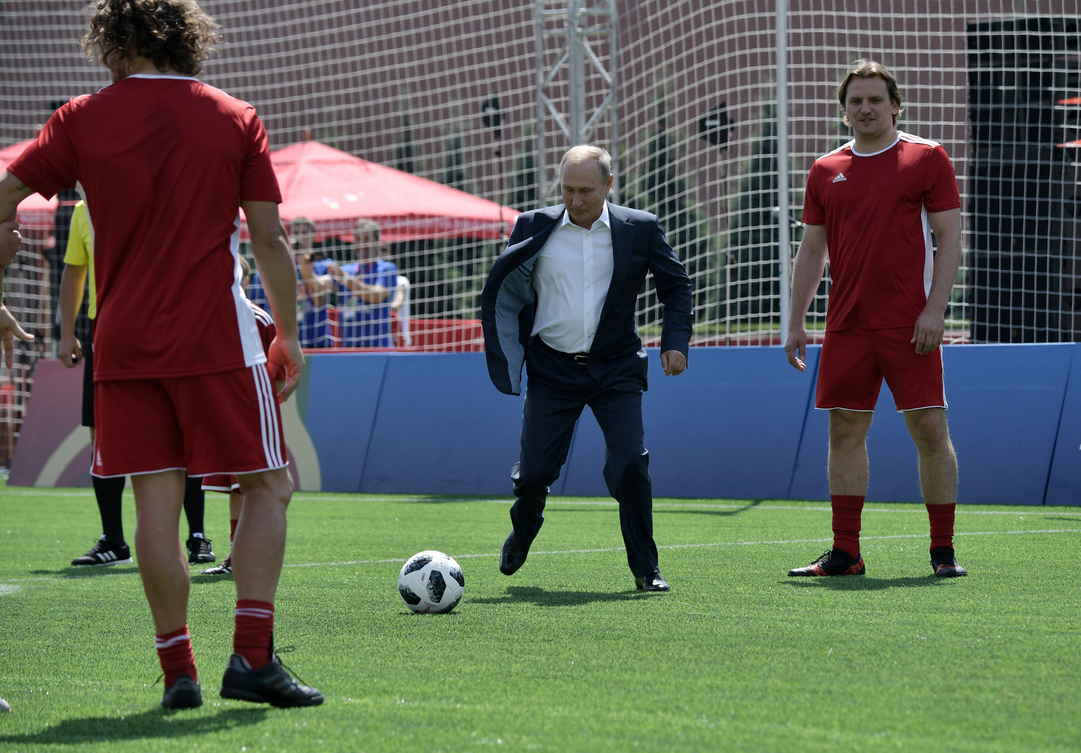 صورة أرشيفية للرئيس الروسي فلاديمير بوتين أثناء زيارته لمرافق بطولة كأس العالم في موسكو، 28 يونيو 2018. رويترز