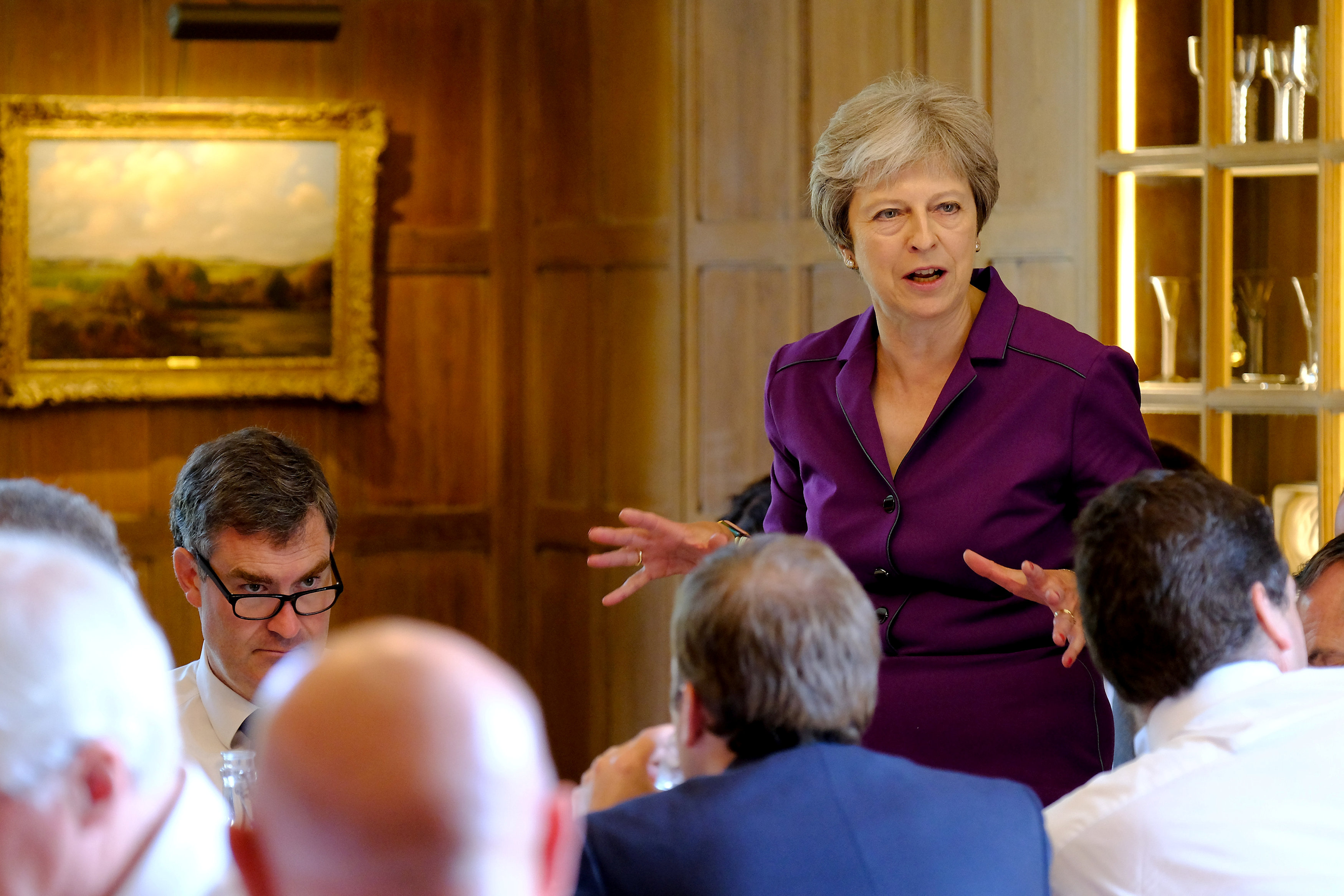 رئيسة الوزراء البريطانية تيريزا ماي خلال اجتماع مع حزبها حول بريكست، 6 يوليو 2018. رويترز 