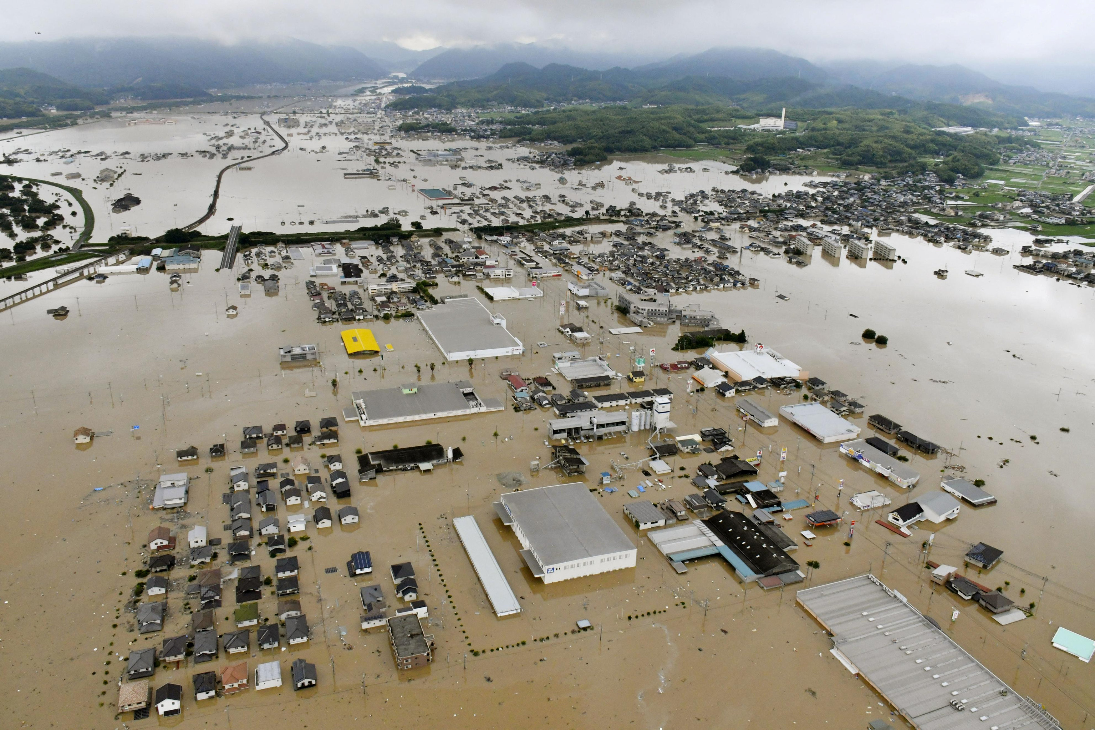 صورة جوية تظهر غرق بيوت ومباني في كوراشيكي، جنوب اليابان، بسبب الأمطار الغزيرة، 7 يوليو 2018. كويودو/ رويترز