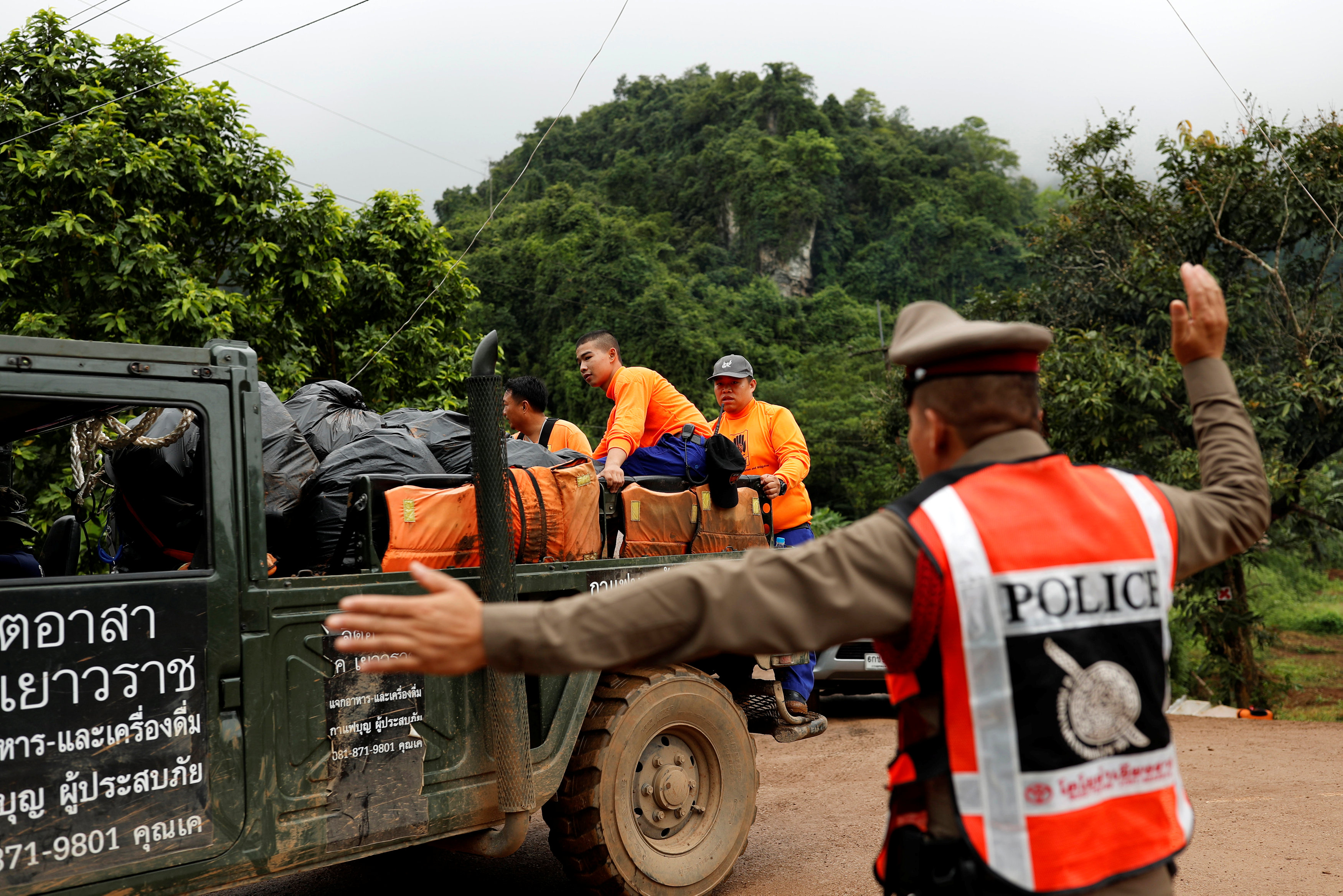فرق الإنقاذ تتجه نحو كهف علق فيه 12 طالب ومدربهم في شمال تايلاند، 8 يوليو 2018. رويترز 