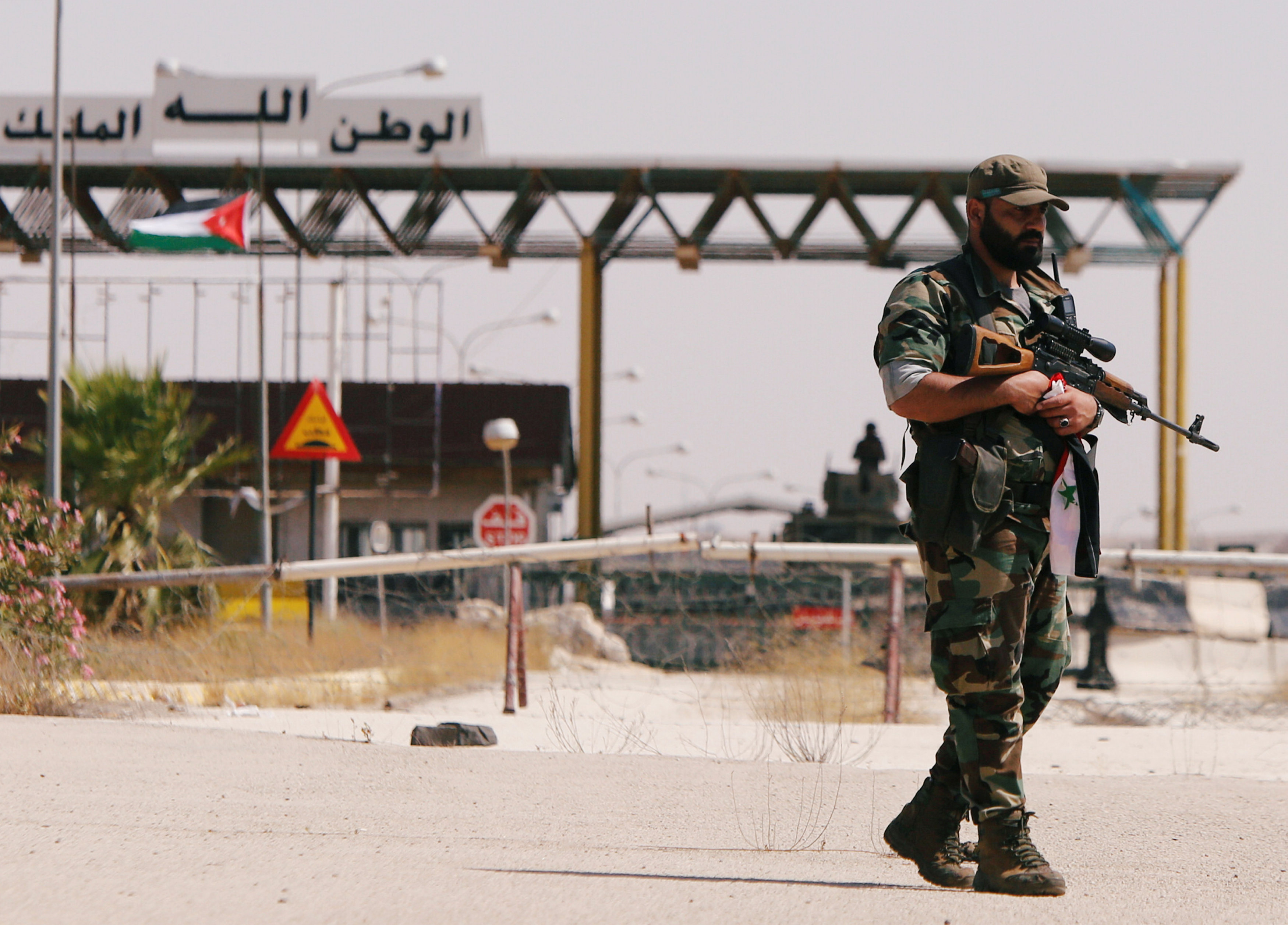 صورة أرشيفية لجندي من الجيش السوري يقف مقابل معبر نصيب - جابر الحدودي مع الأردن. عمر صناديقي/رويترز 