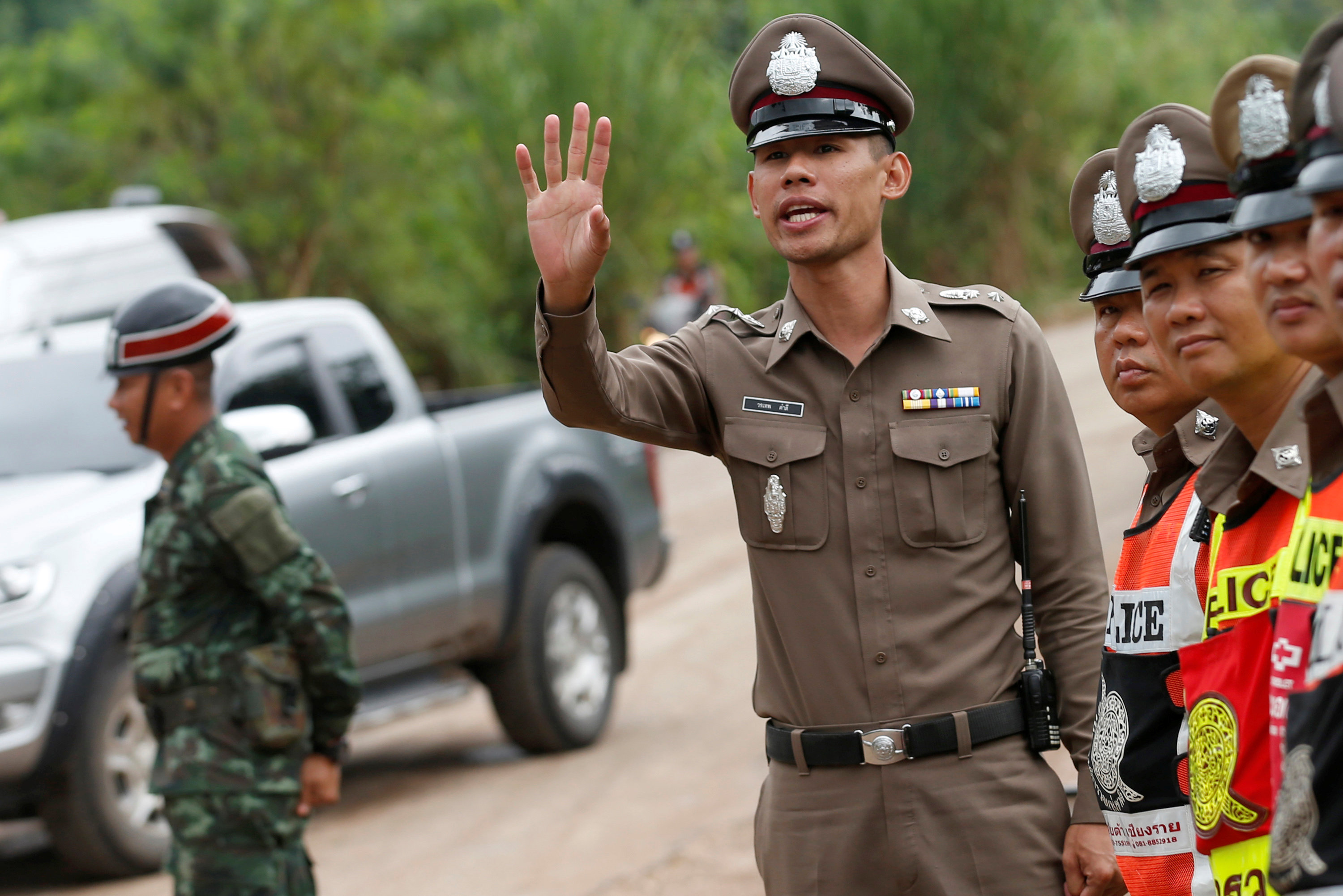 الشرطة التايلندية تغلق اليوم الاثنين الطريق المؤدي إلى كهف علق فيه 9 فتيان. رويترز