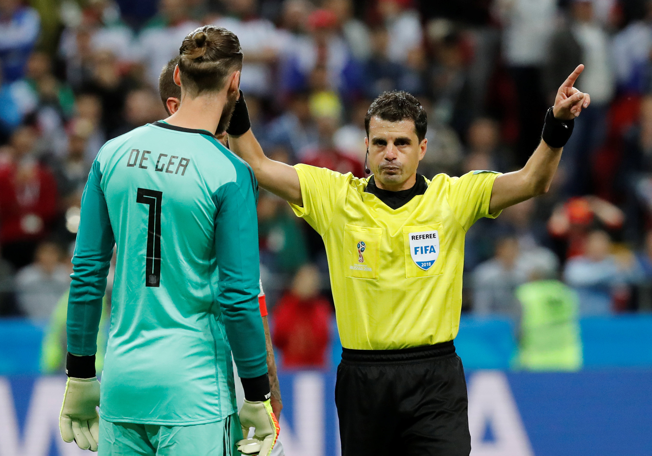 الحكم الأوروغوياني أندريس كونيا يطلب اللجوء لتقنية الفيديو في مباراة إسبانيا وإيران. تورو هاناي/رويترز  