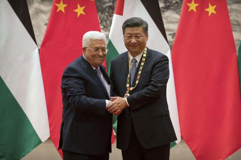 صورة أرشيفية تجمع الرئيس الفلسطيني محمود عباس والرئيس الصيني شي جين بينغ/ أ ف ب