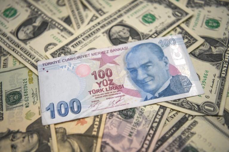 تظهر الصورة التي التقطت في اسطنبول في 23 مايو 2018 الأوراق النقدية بالليرة التركية والدولار الأمريكي. اوزان كوس / اف ب