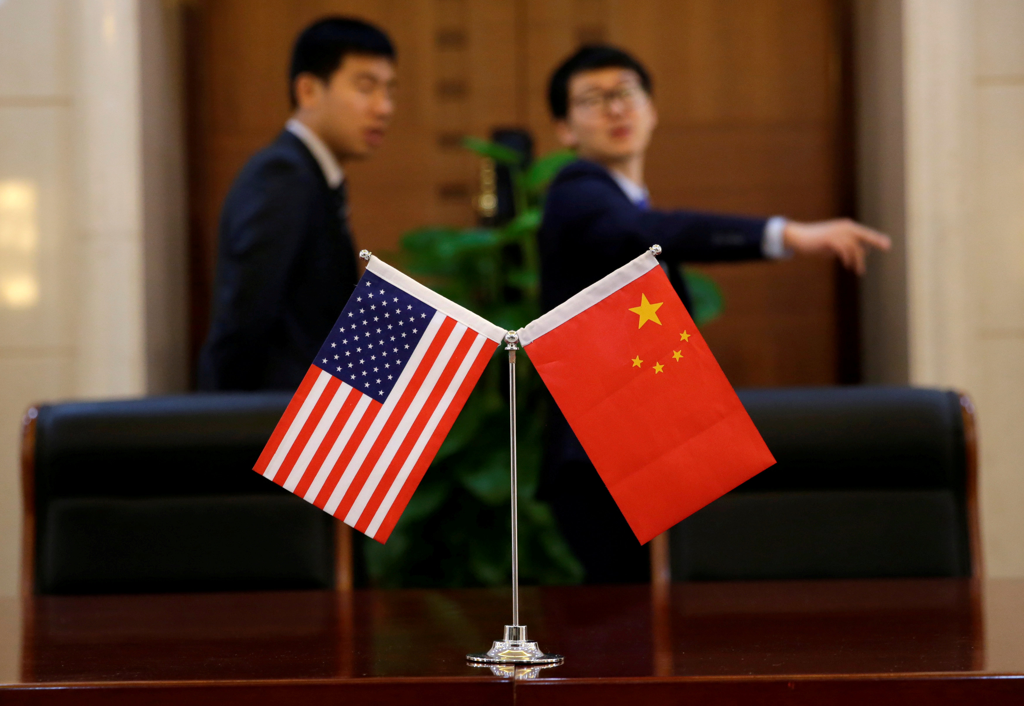 صورة أرشيفية لأعلام الولايات المتحدة والصين. رويترز