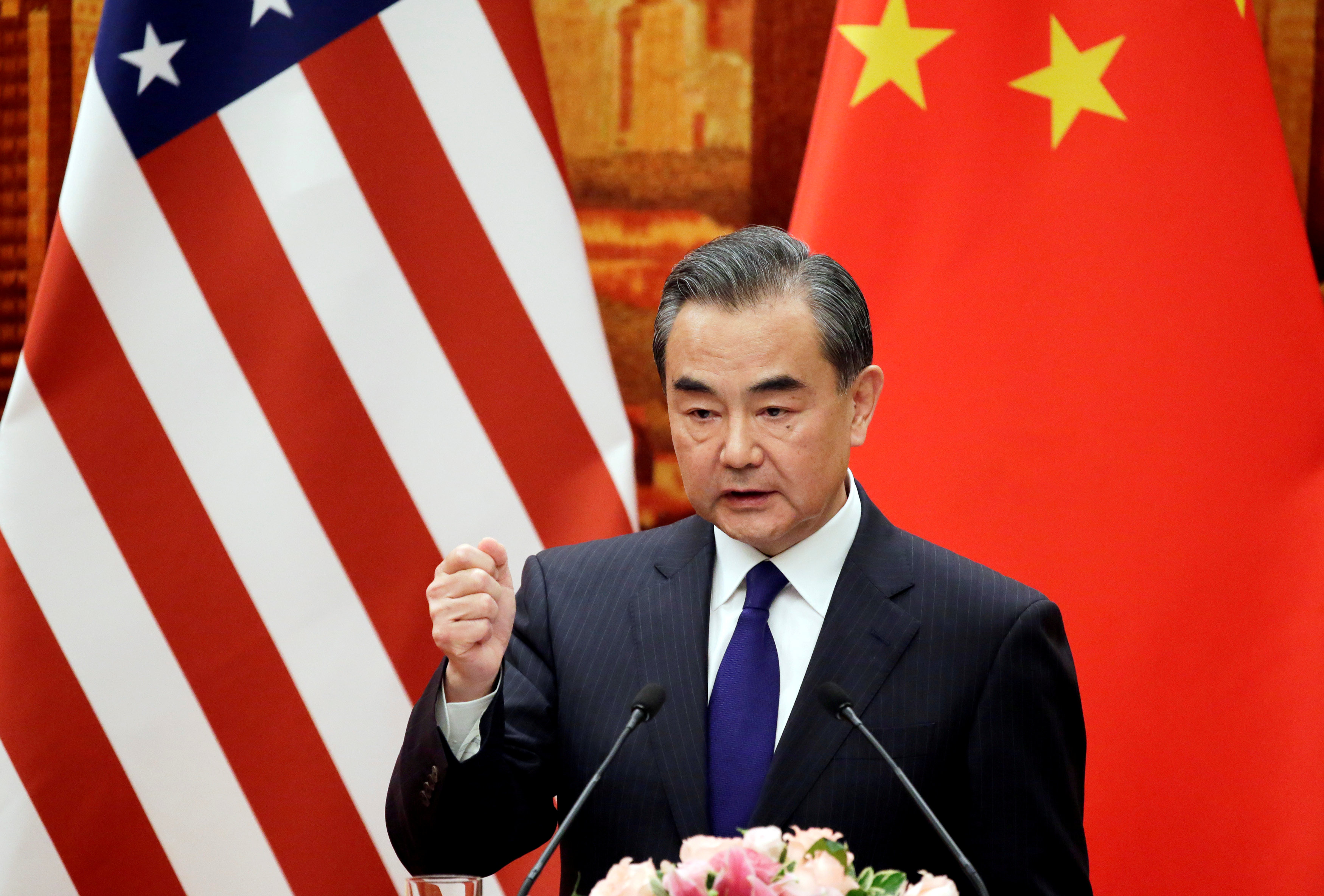 أرشيفية لوزير الخارجية الصيني، وانغ يي، وخلفه يظهر علم الولايات المتحدة. رويترز