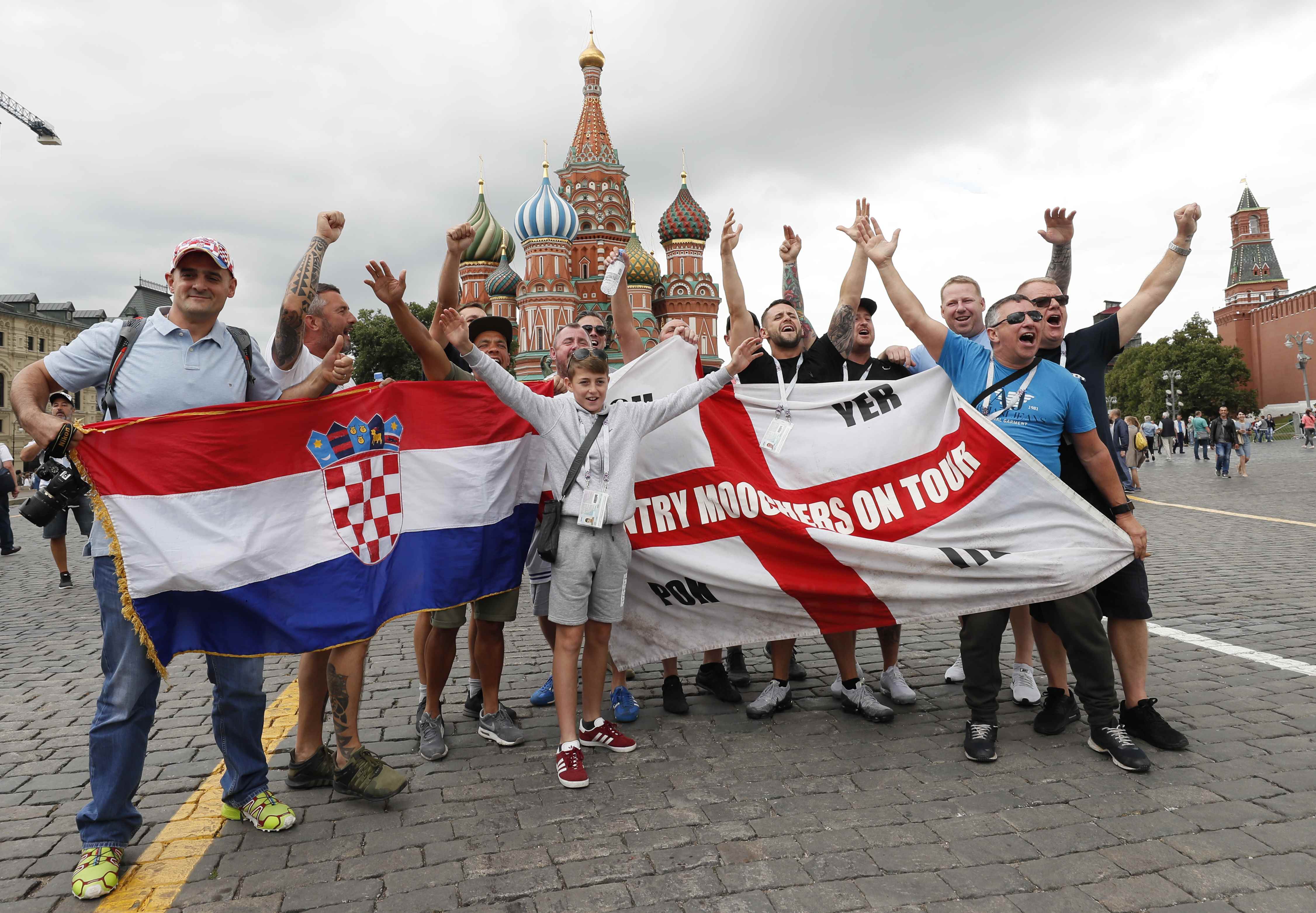 مشجعو انكلترا وكرواتيا في موسكو. جليب جارانيتش/رويترز