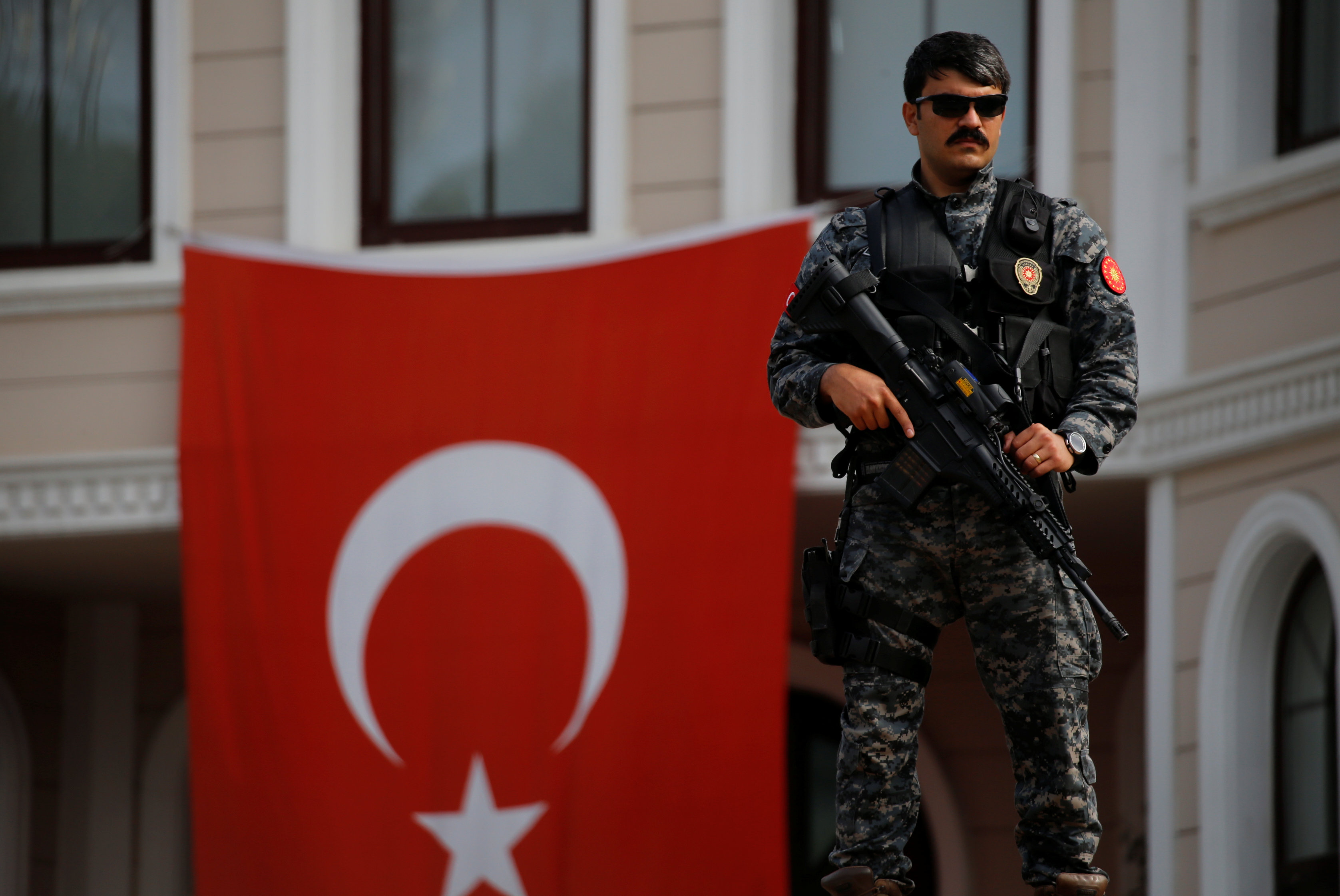 صورة أرشيفية لرجل شرطة تركي. الكيس كونستاندينيدس/ رويترز 