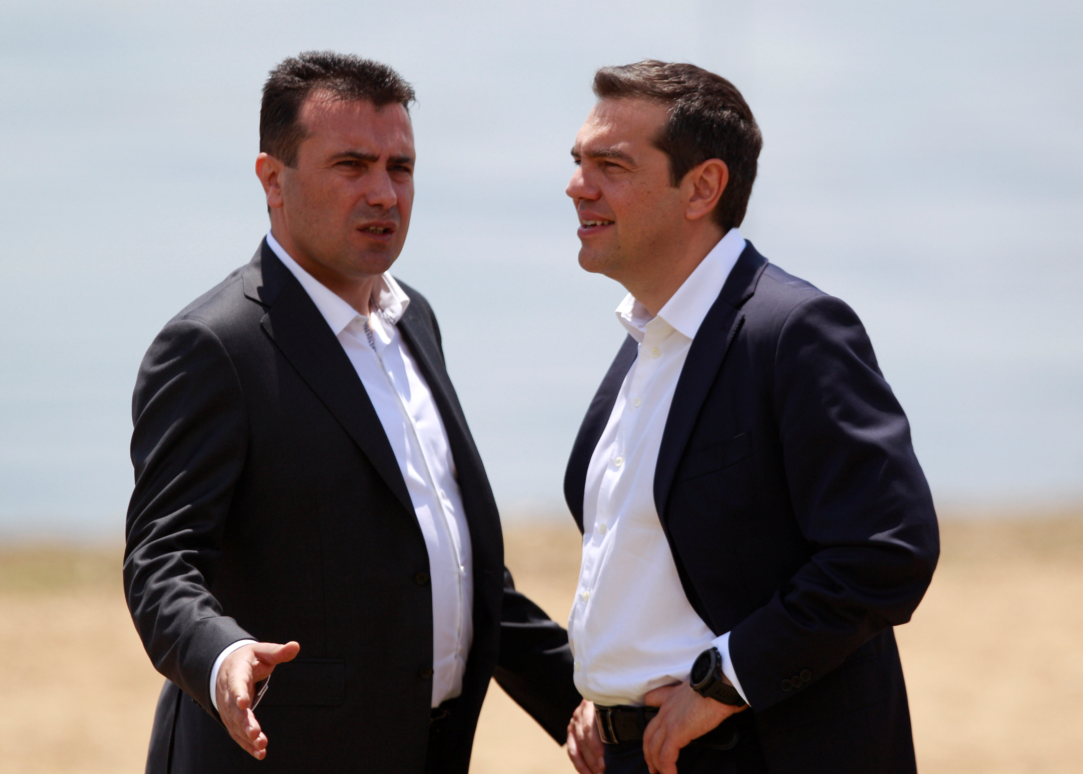 رئيسي الوزراء اليوناني والمقدوني تسيبراس وزاييف أثناء محادثات الشهر الماضي.  أوجنين تيوفيلوفسكي/رويترز