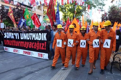 صورة أرشيفية لمسيرة لاتحاد العمال التركي احياءً لذكرى ضحايا المنجم، 13 مايو 2015. أ ف ب 