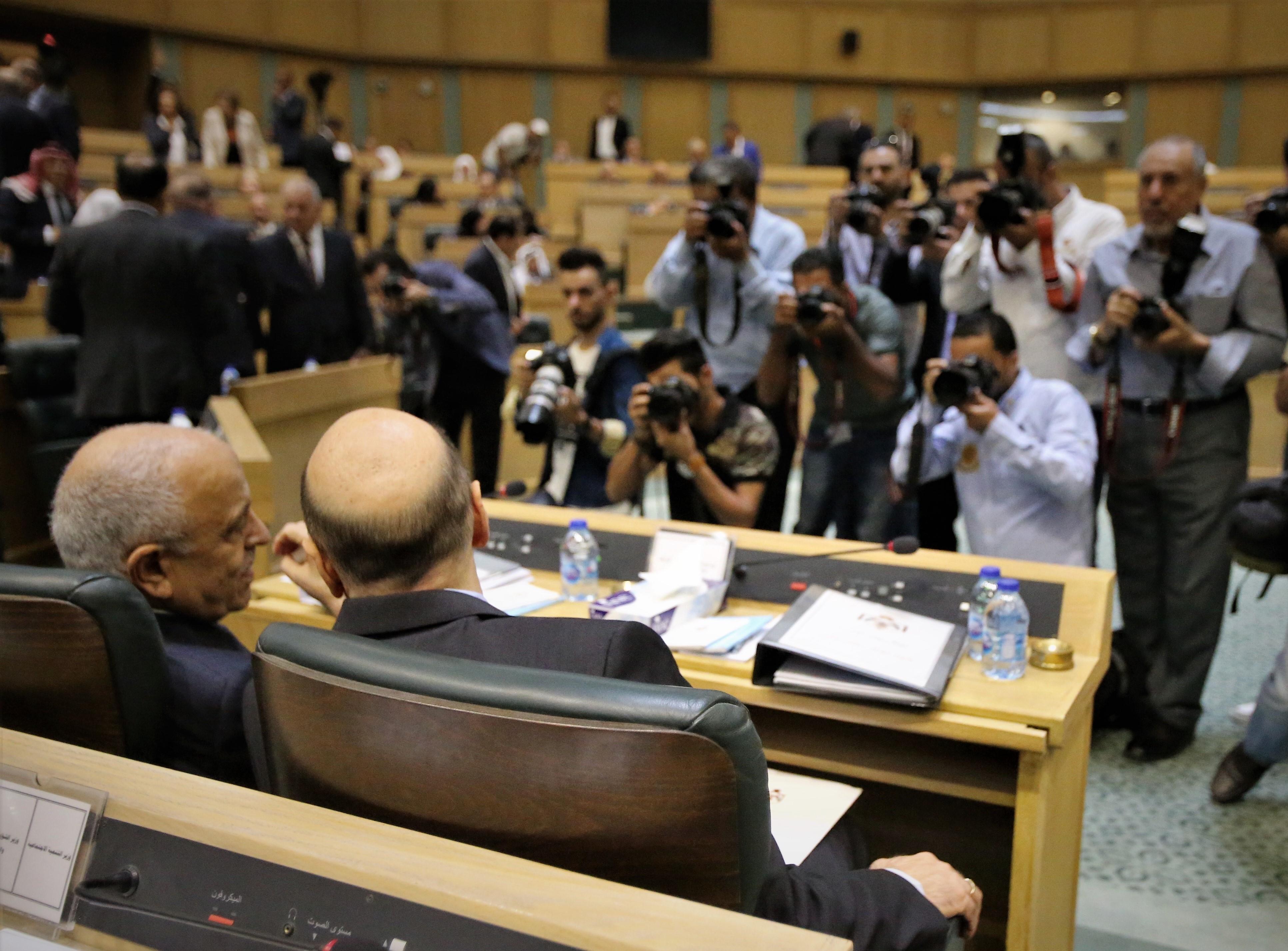 صحفيون يلتقطون صور لرئيس الوزراء عمر الرزاز أثناء الجلسة الافتتاحية للدورة الاستثنائية لمجلس النواب، 6 يوليو 2018. صلاح ملكاوي/ المملكة 