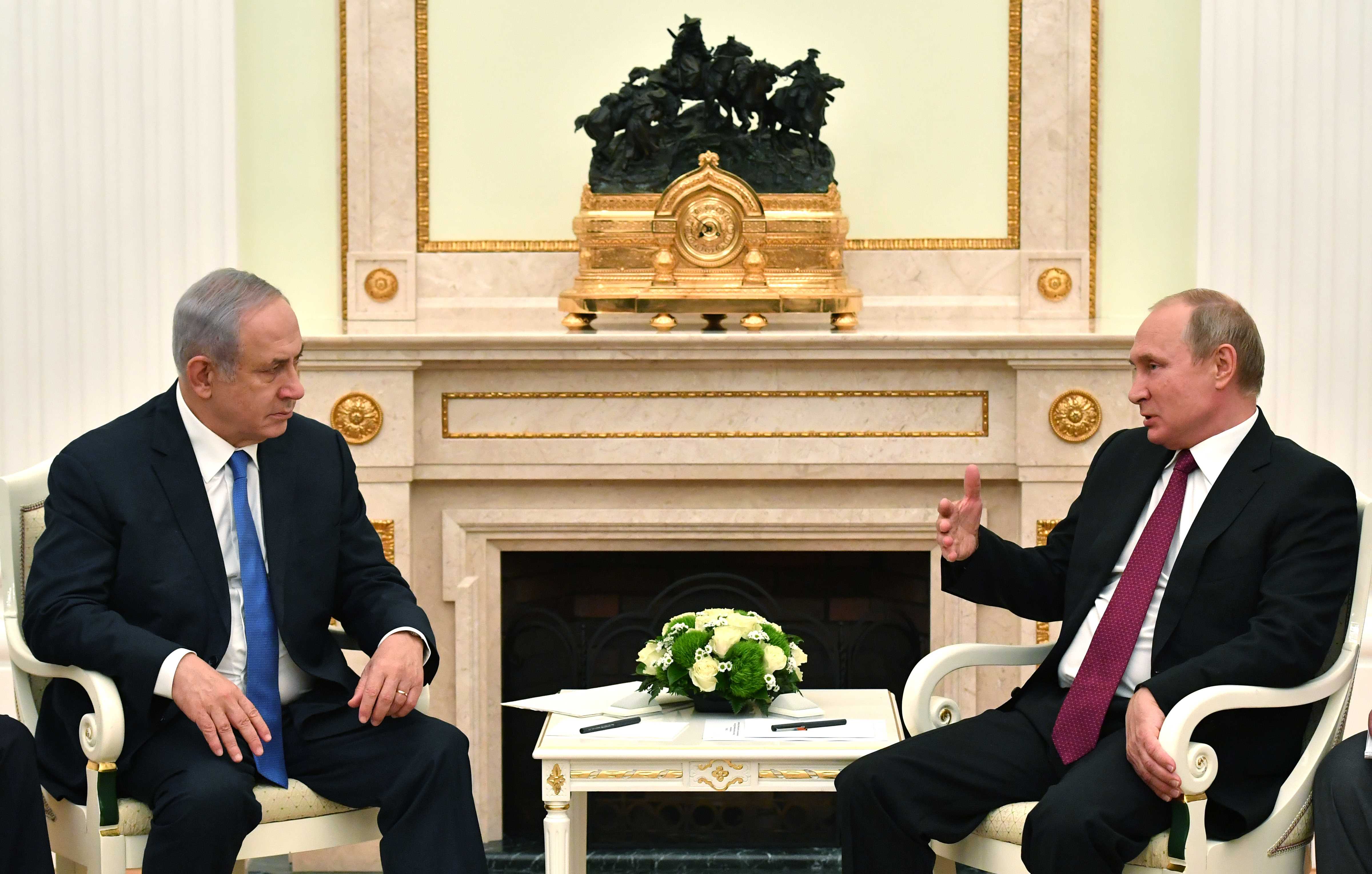 الرئيس الروسي فلاديمير بوتين ورئيس الوزراء الاسرائيلي بنيامين نتنياهو في اجتماع في موسكو، 11 يوليو 2019. رويترز 