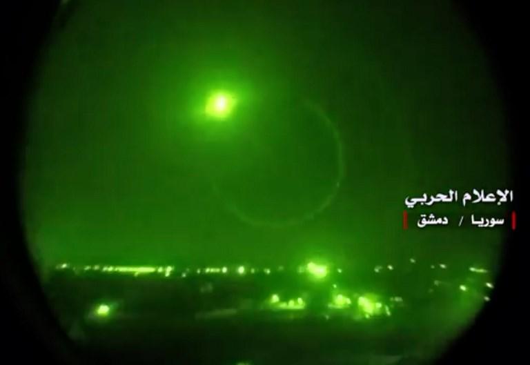صورة أرشيفية من شريط فيديو بثه التلفزيون الرسمي السوري يظهر أن أنظمة الدفاع الجوي السورية تعترض الصواريخ الإسرائيلية. أ ف ب