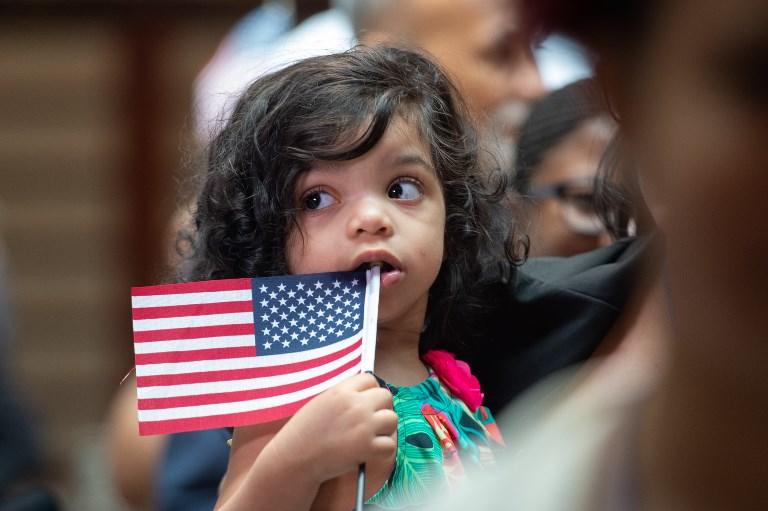 صورة أرشيفية لطفلة تحمل العلم الأميركي. 3 يوليو 2018. بريان سميث/ أ ف ب