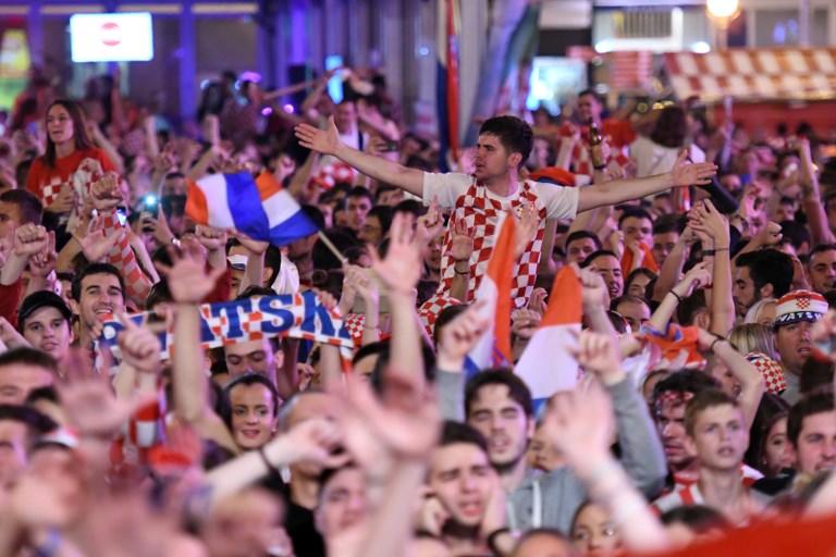 مشجعون كروات يحتفلون بعد الفوز على إنجلترا في نصف نهائي كأس العالم 2018. دينيس لوفروفيتش/أ ف ب