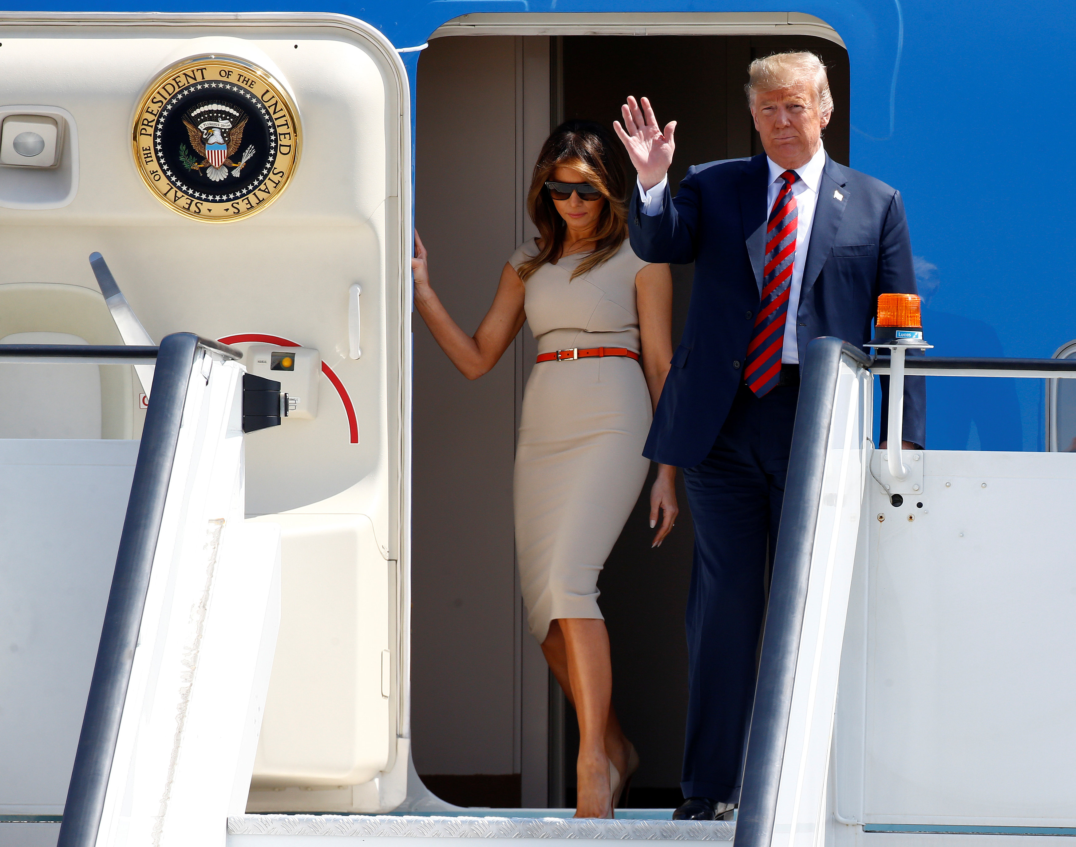 وصول الرئيس الأميركي ترامب وعقيلته ميلانيا إلى مطار ستانستيد في لندن. هنري نيكولز/رويترز