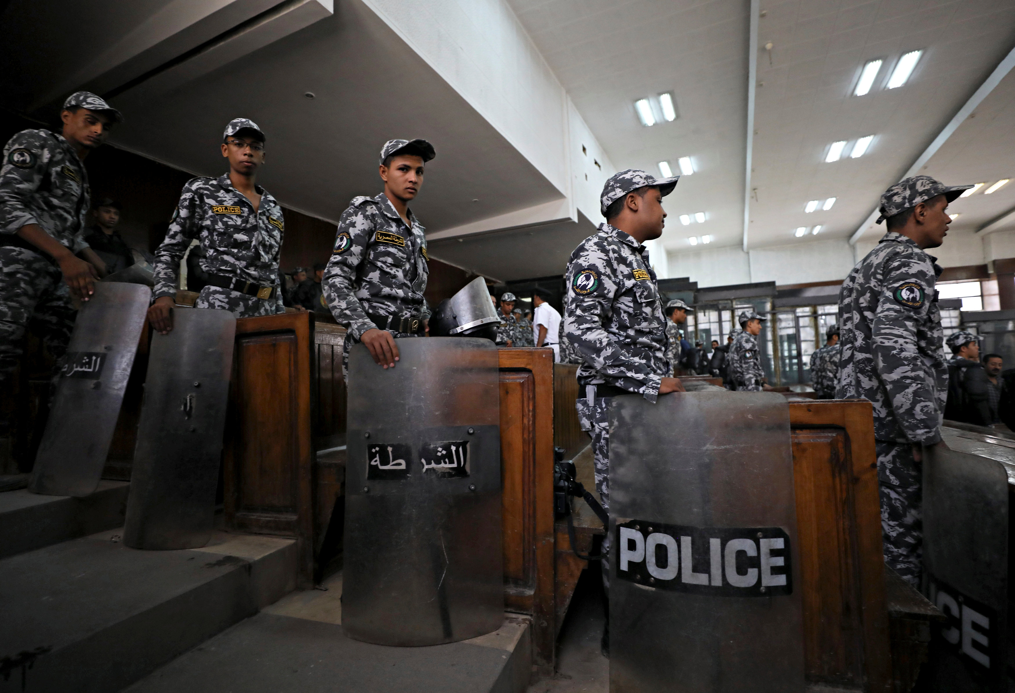 صورة أرشيفية لعناصر شرطة يؤمنون إحدى جلسات المحاكم في مصر، 30 يونيو 2018. محمد عبدالغني/ رويترز  