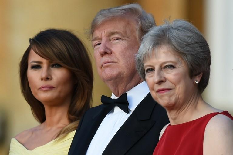 رئيسة الوزراء البريطانية تيريزا ماي خلال استقبالها الرئيس الأميركي دونالد ترامب وزوجته في بريطانيا. 12 يوليو 2018. أ ف ب