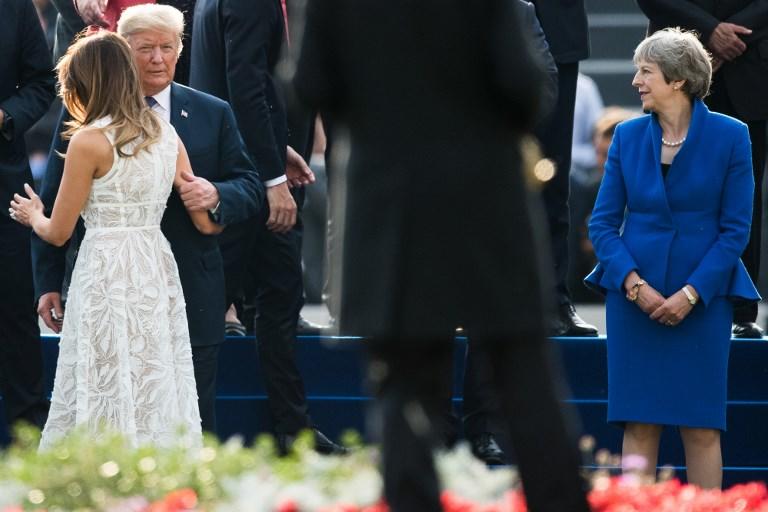 الرئيس الأميركي دونالد ترامب مقابل رئيسة الوزراء البريطانية تيريزا ماي في بروكسل. 11 يوليو 2018. أ ف ب