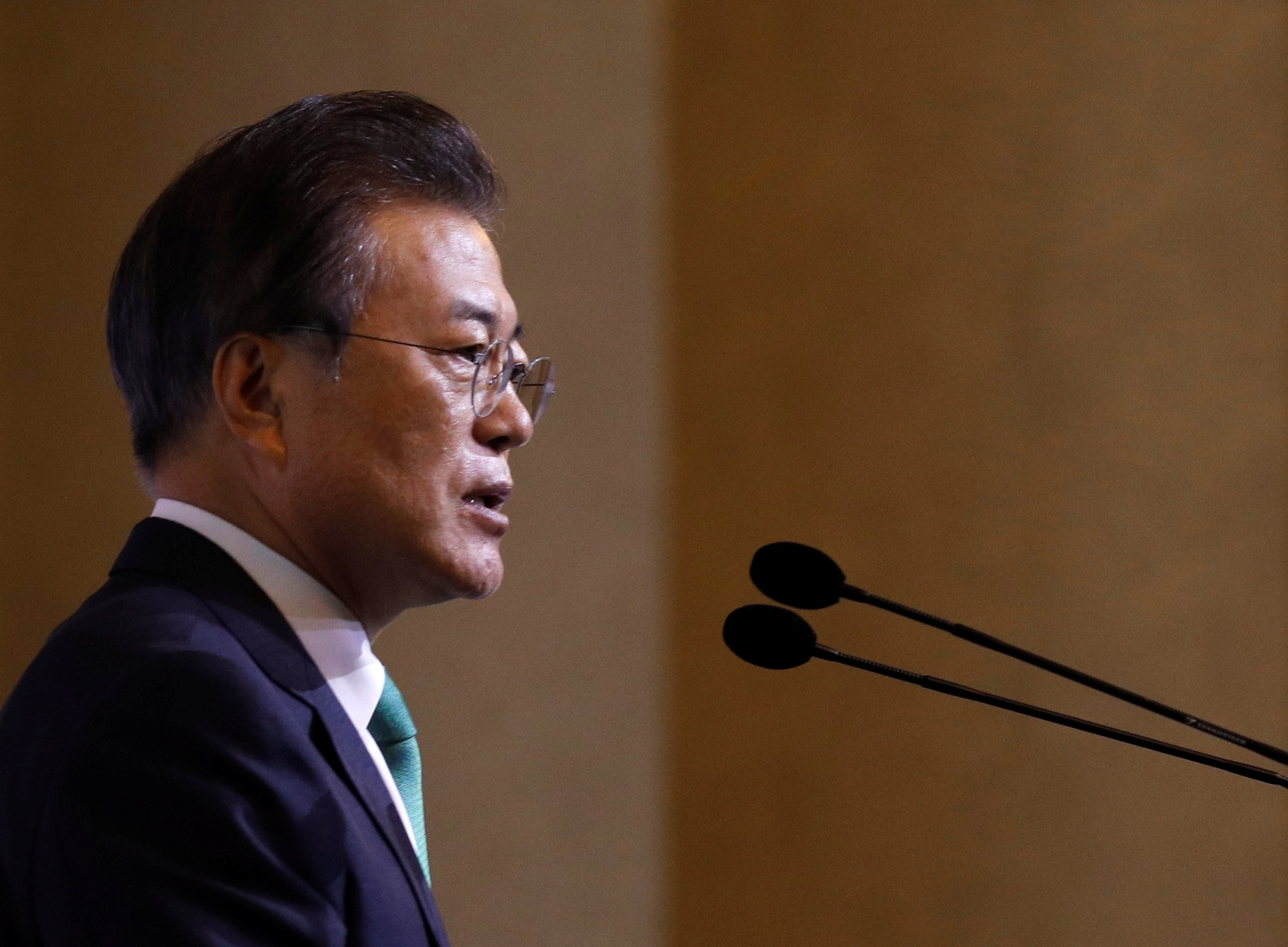 الرئيس الكوري الجنوبي مون جيه-إن خلال حديثه في سنغافورة. إدجر سو/رويترز 