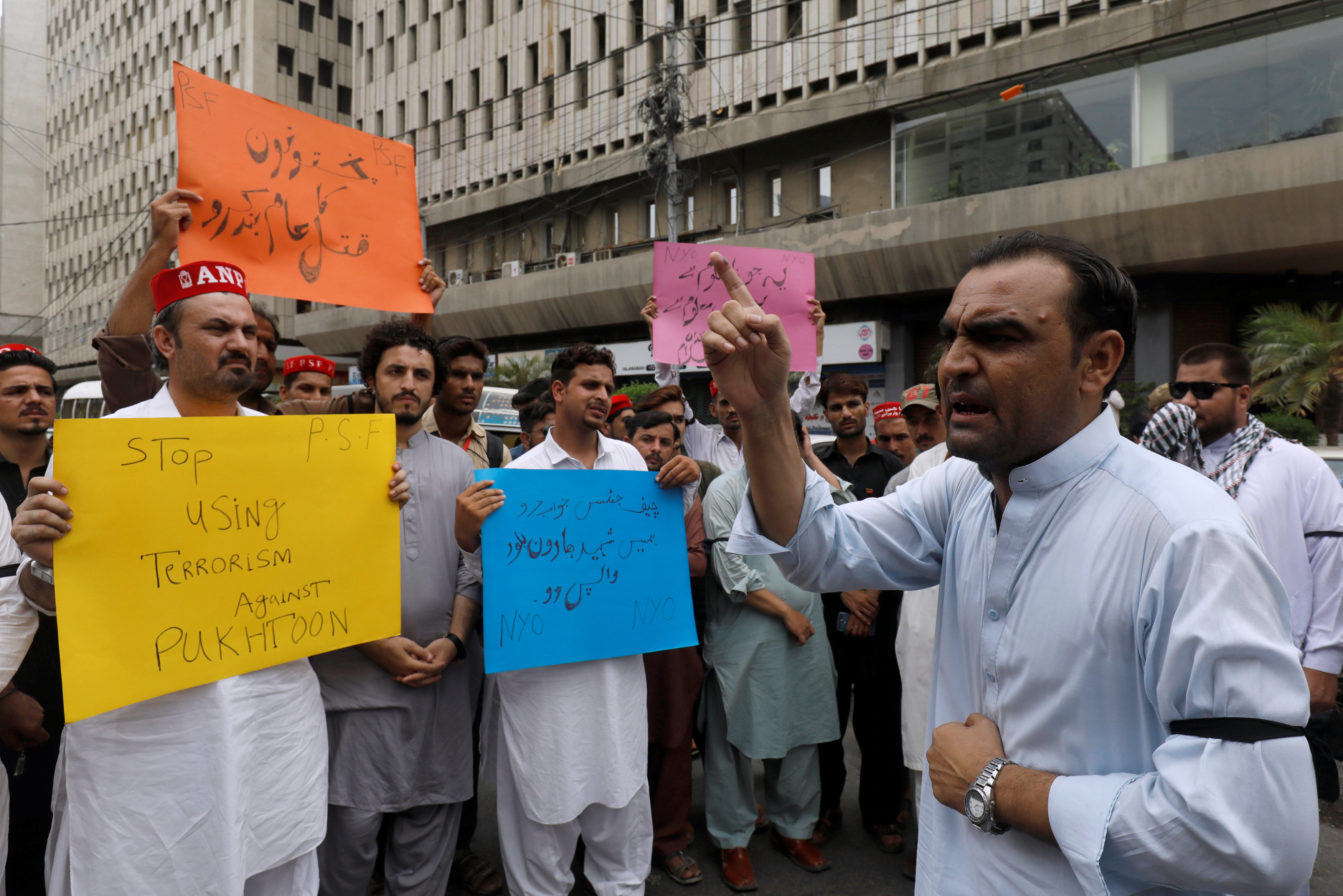 باكستانيون ينددون بتفجيرات استهدفت مدنيين خلال الأسبوع الماضي، 12 يوليو 2018. رويترز  