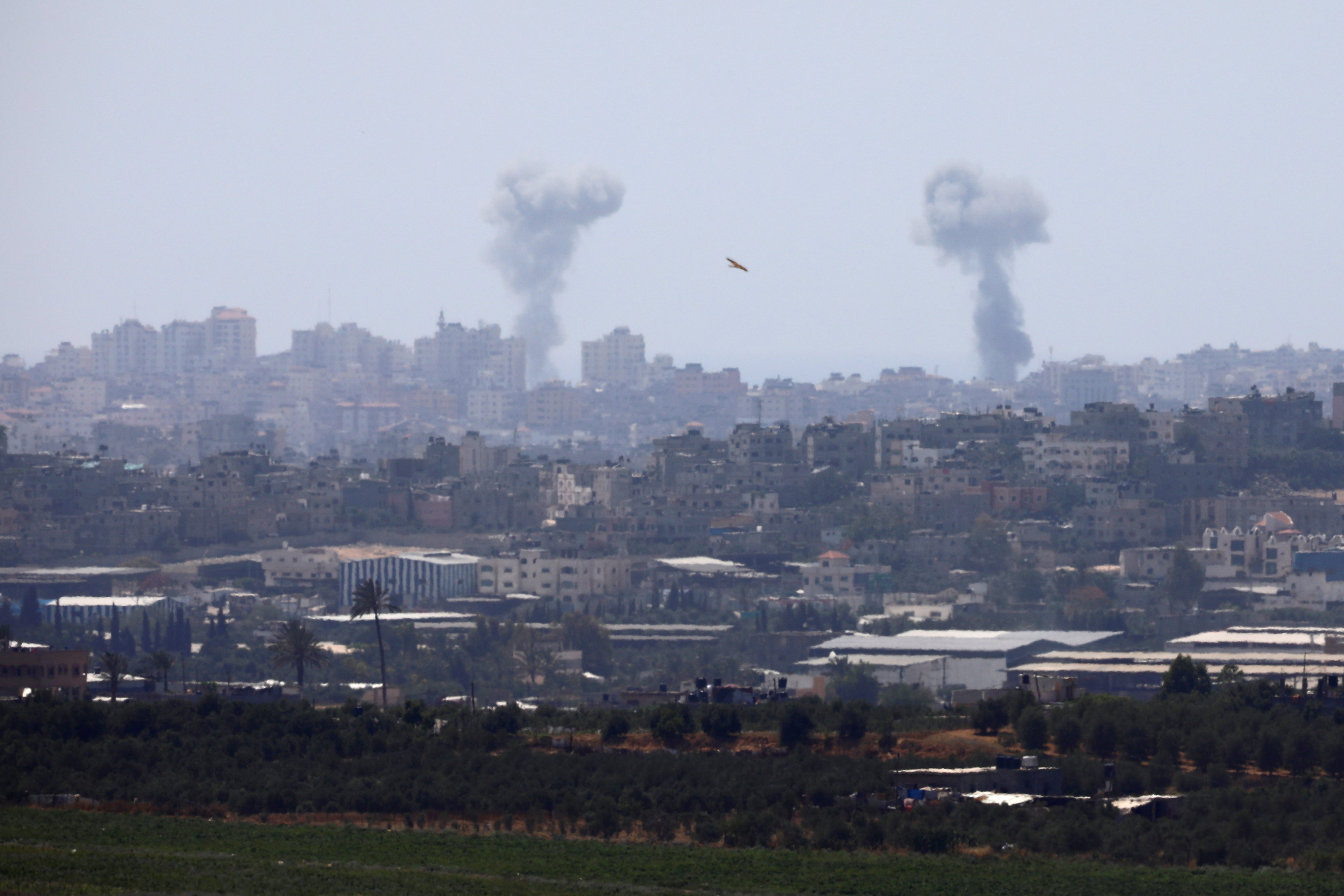 صورة أرشيفية لغارة شنها الجيش الإسرائيلي على قطاع غزة في يونيو الماضي. رويترز