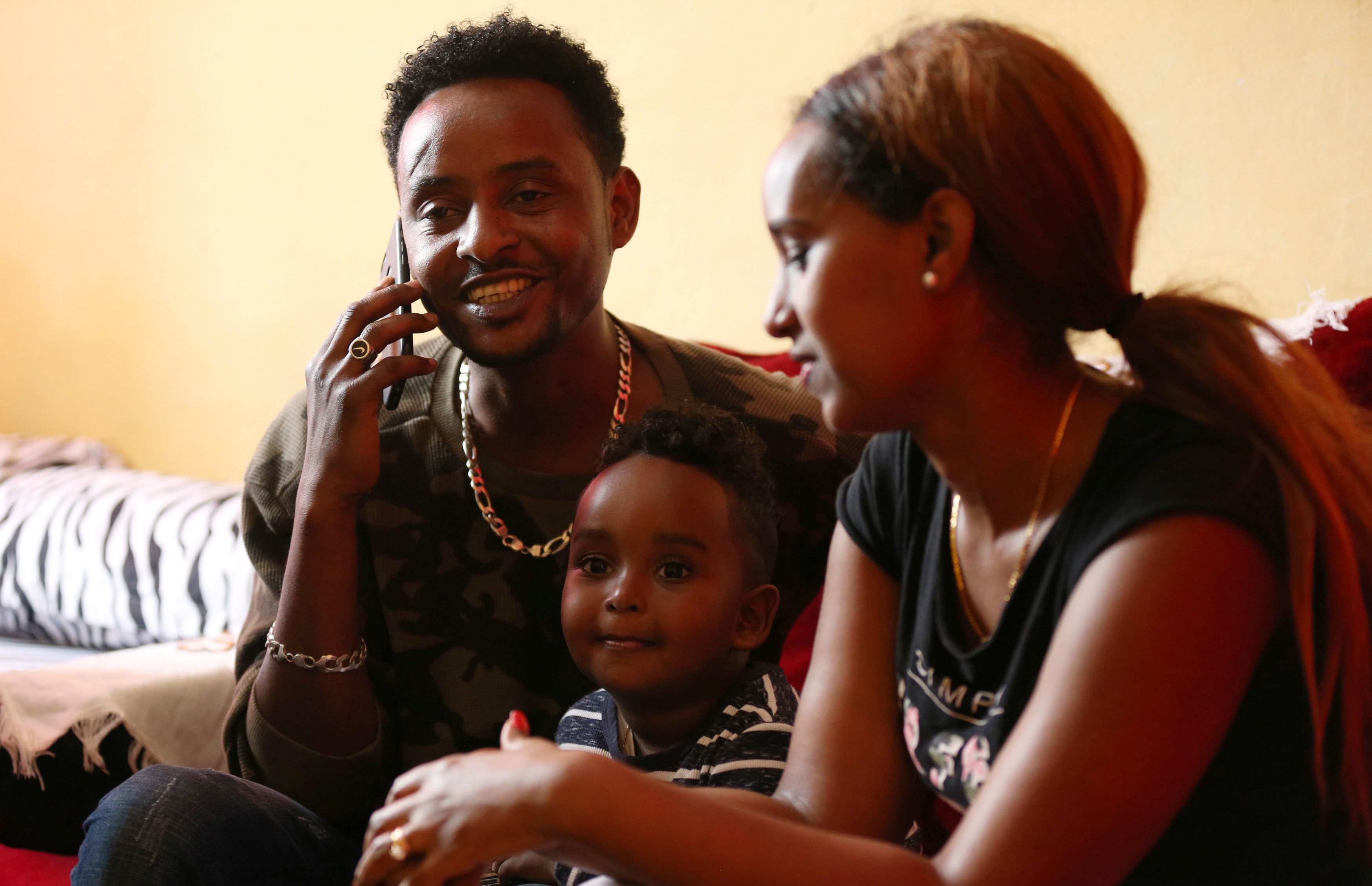 سيراك أسيغد لاجئ إريتيري في إثيوبيا يتحدث مع عائلته بعد انقطاع دام 20 عاماً. تيكسا نيجيري/ رويترز 