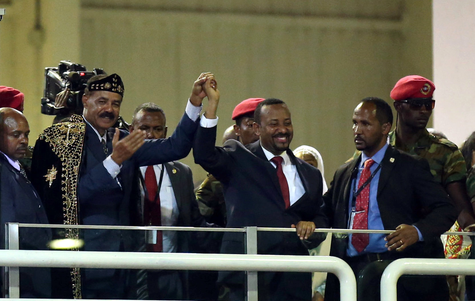 رئيس الوزراء الإثيوبي أبي أحمد ورئيس إريتريا إسياس أفورقي خلال احتفال موسيقي في أديس أبابا، 15 يوليو 2018. رويترز