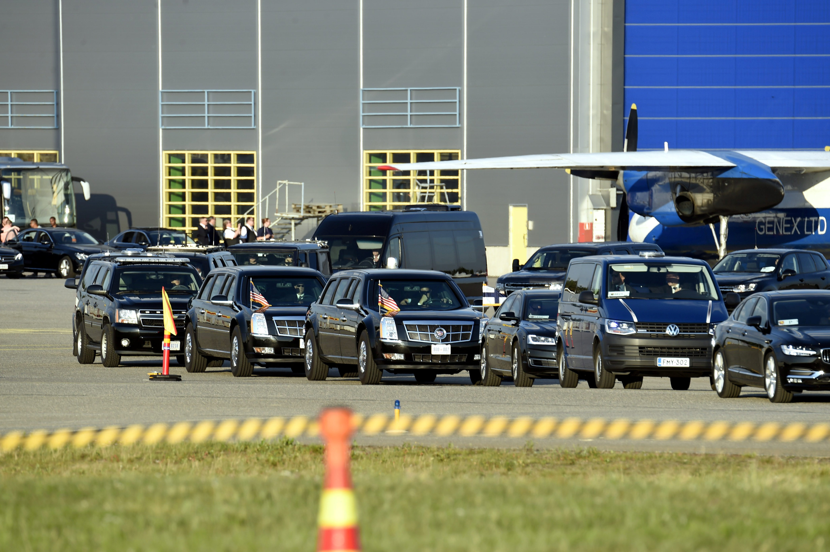 موكب رسمي ينتظر وصول الرئيس الأميركي دونالد ترامب إلى مطار هلسنكي الدولي في فينا، 15 يوليو 2018. رويترز 