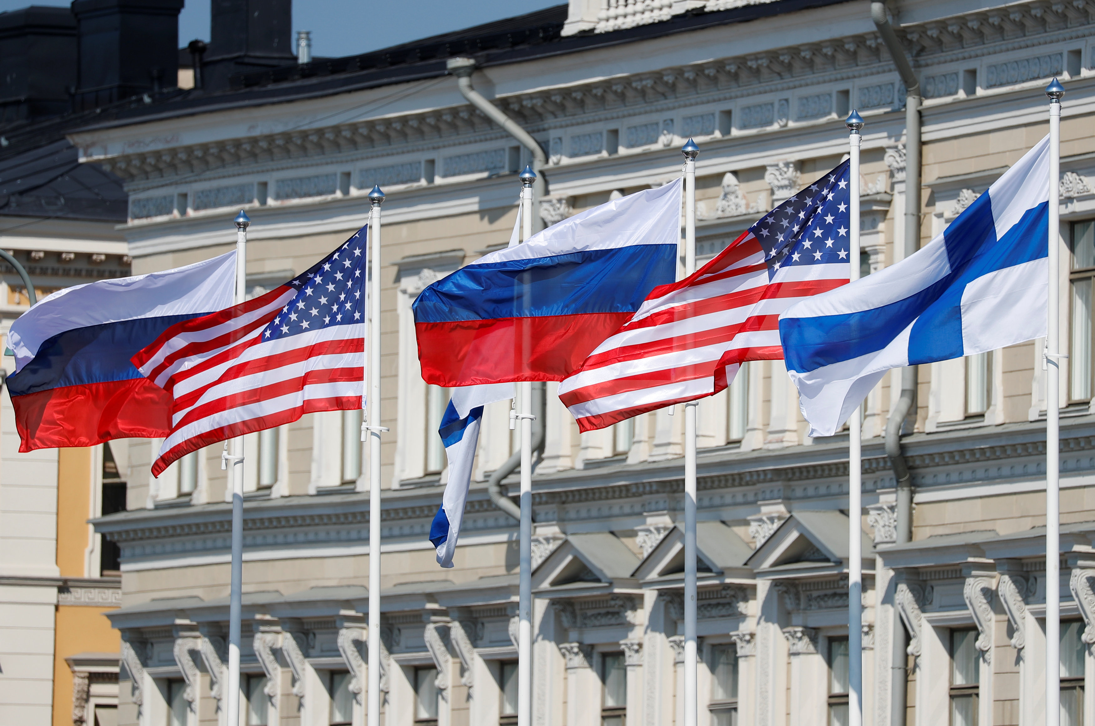 الأعلام الأميركية والروسية والفنلندية خارج القصر الرئاسي قبل القمة. ليونهارد فويجر/رويترز