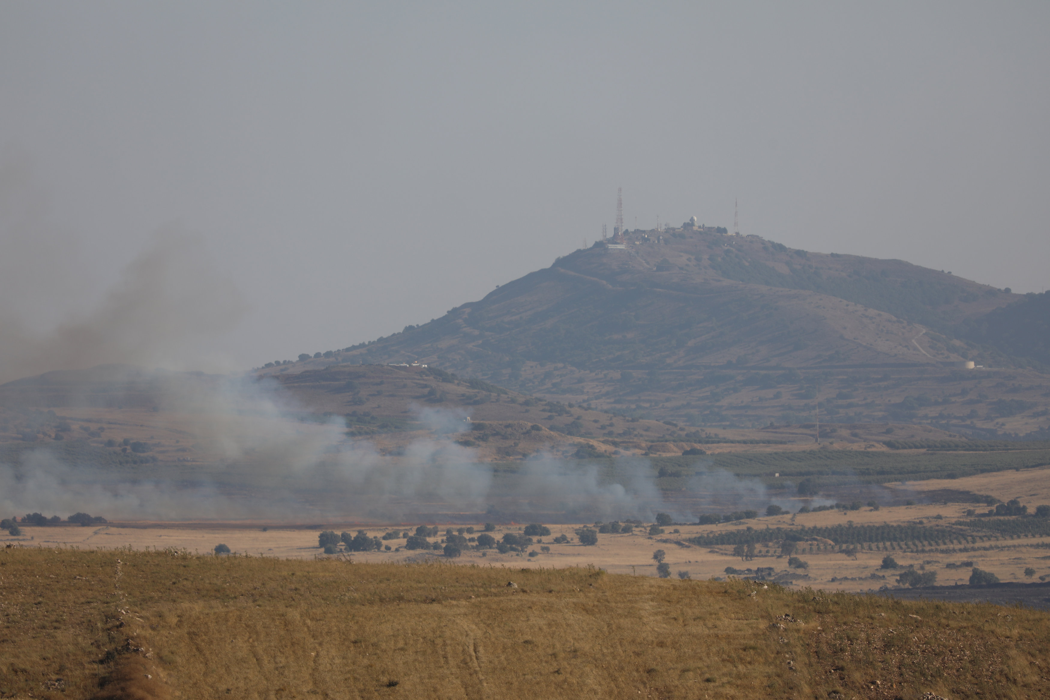 دخان يتصاعد في منطقة بالقرب من مرتفعات الجولان المحتلة. علاء الفقير/ رويترز  