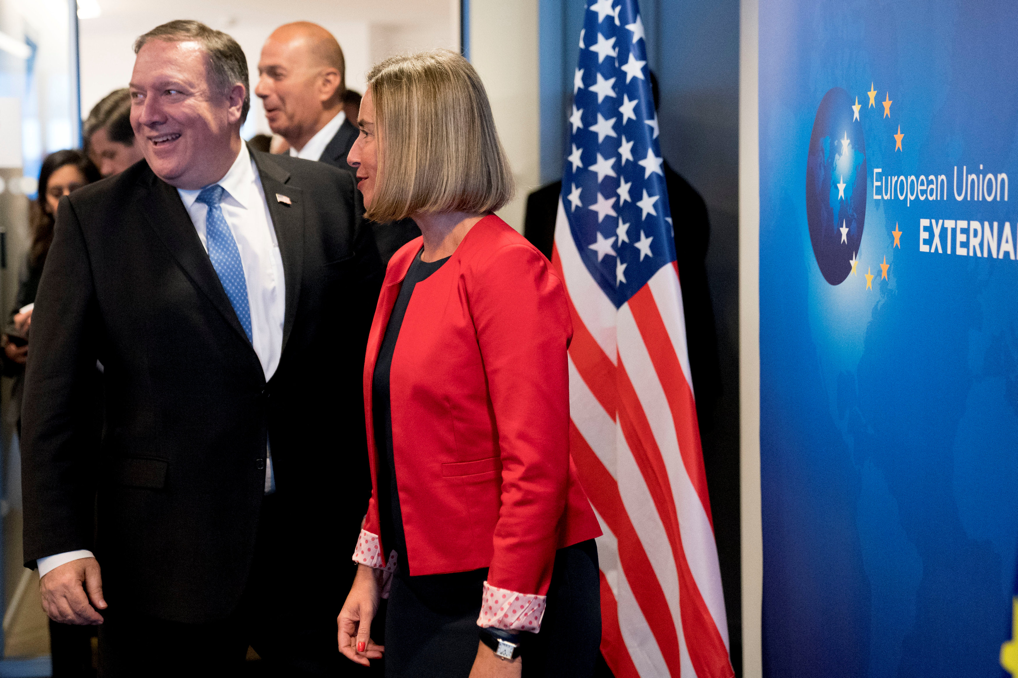 صورة أرشيفية لفريدريكا موغريني نائبة رئيس الاتحاد الأوروبي (يمين) ووزير الخارجية الأمريكي مارك بومبيو (يسار). رويترز 