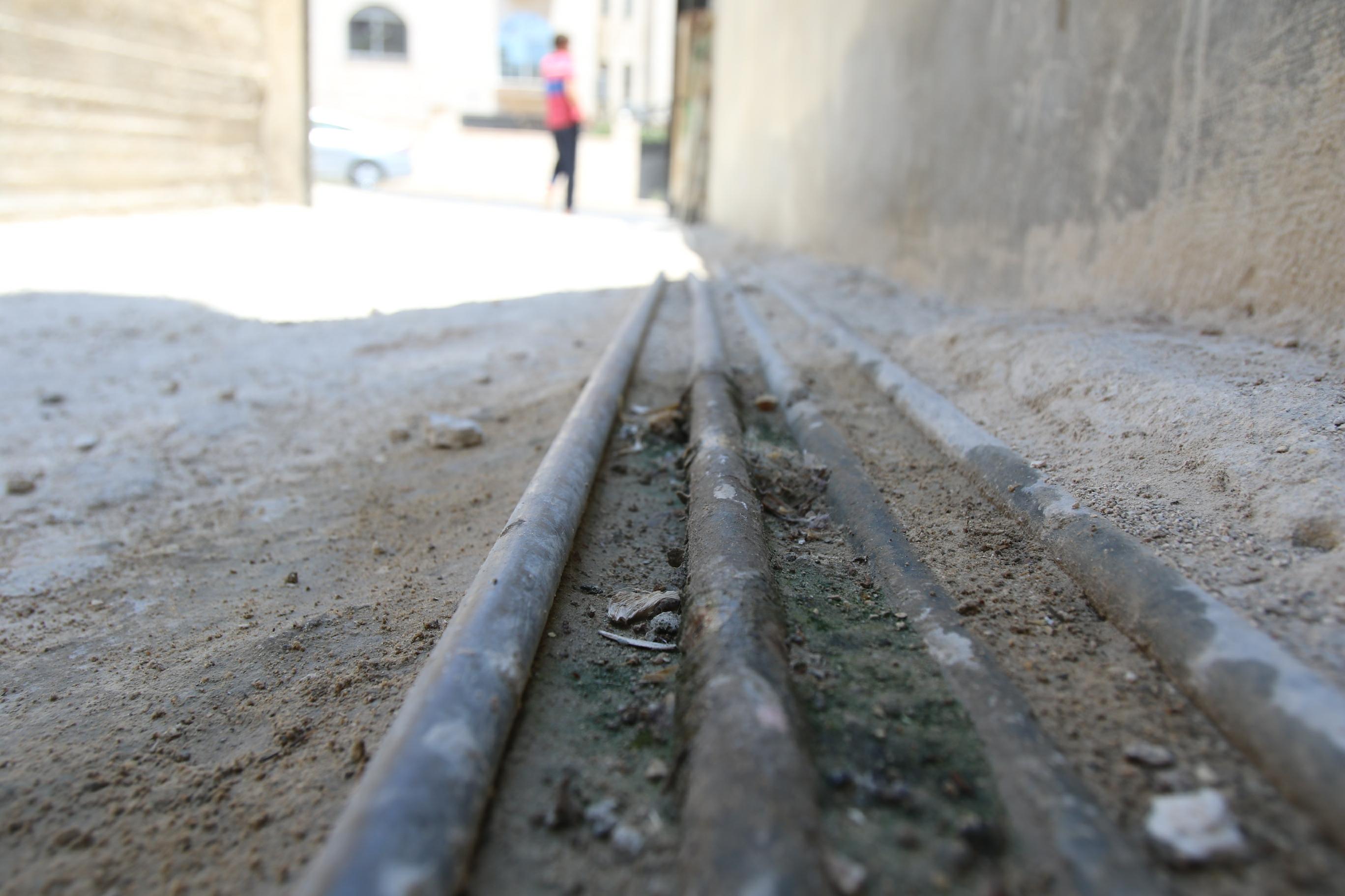 مواسير مياه منزلية في منطقة نايفة شرقي العاصمة عمان. صلاح ملكاوي/المملكة