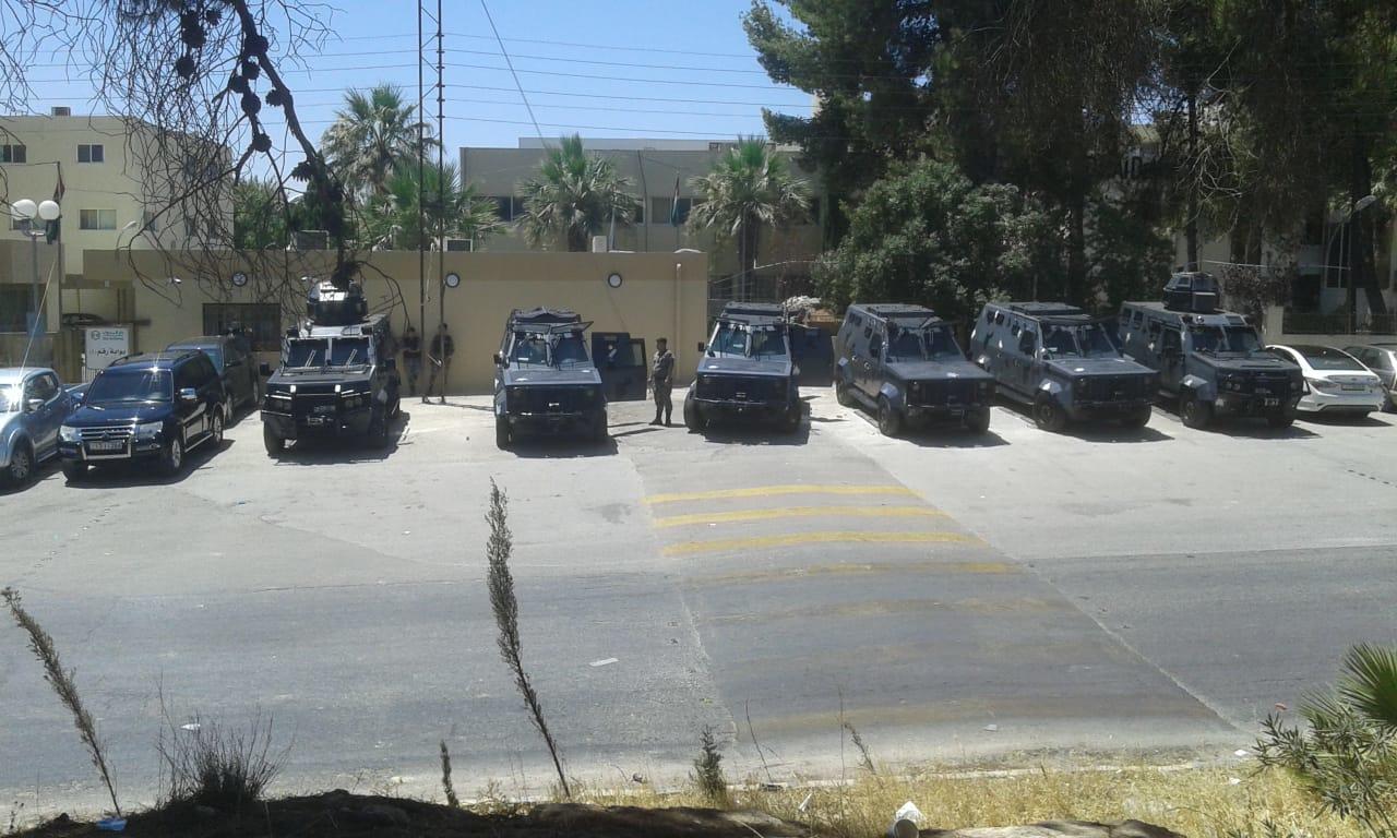 آليات قوات الدرك خارج مقر شركة دار الدواء الأردنية في منطقة ناعور (المملكة).