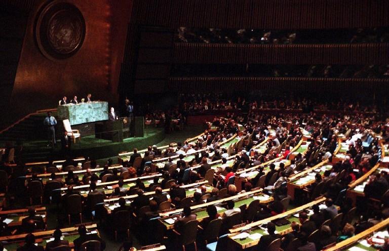 المسؤولون يجلسون في قاعة الجمعية العامة في مبنى الأمم المتحدة في نيويورك. 27 سبتمبر 1993. مارك فيلبس/ ا ف ب