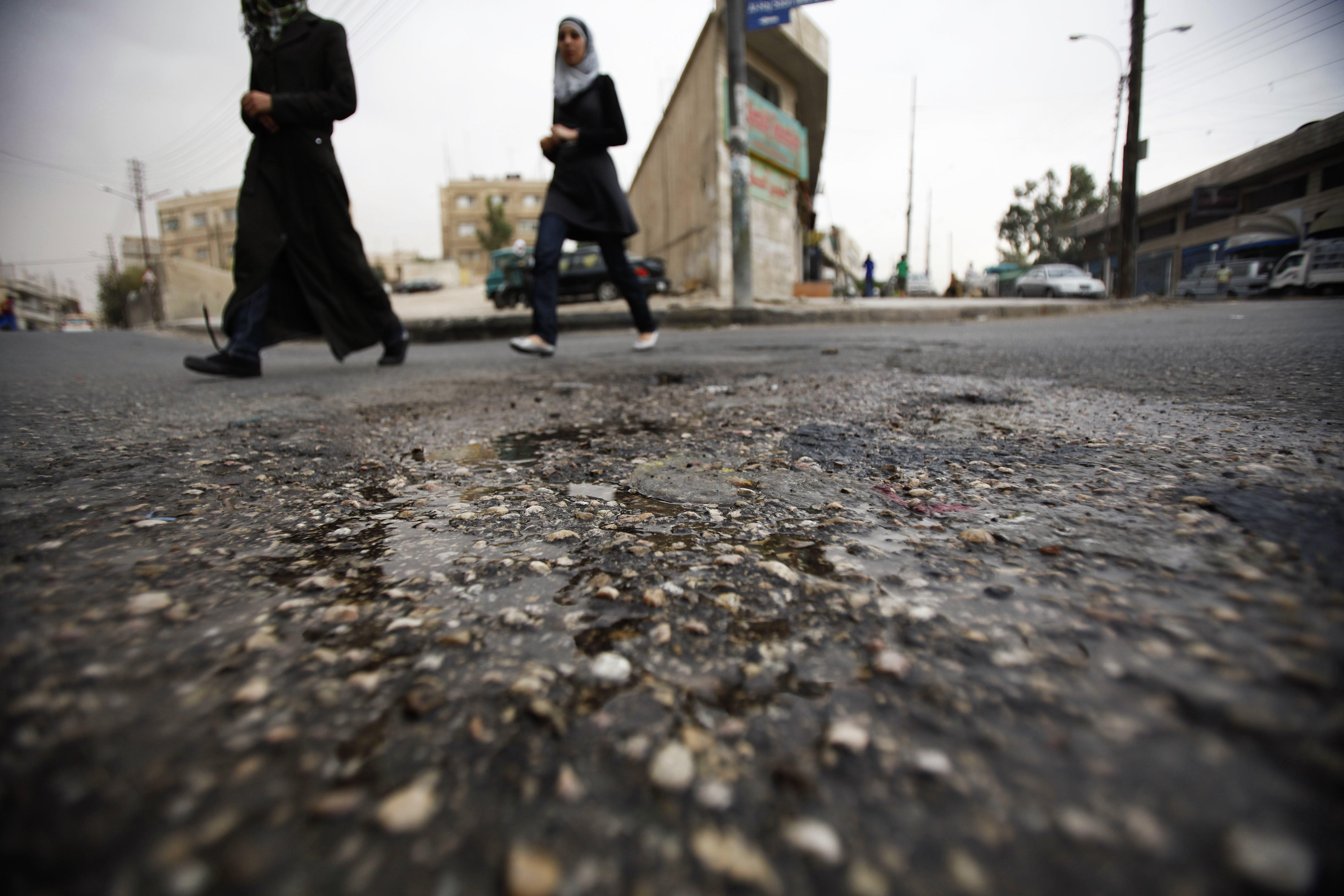 صور أرشيفية لمياه متسربة من مواسير مهترئة في مدينة الزرقاء. صلاح ملكاوي/المملكة.