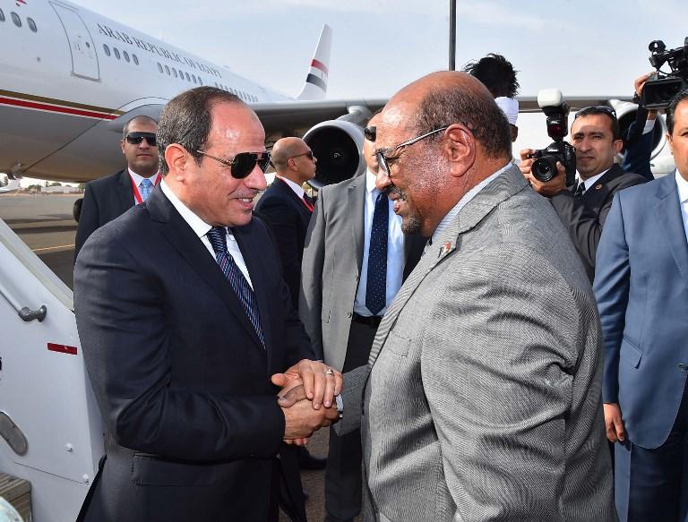 الرئيس البشير مستقبلاً الرئيس السيسي في مطار الخرطوم. أ ف ب