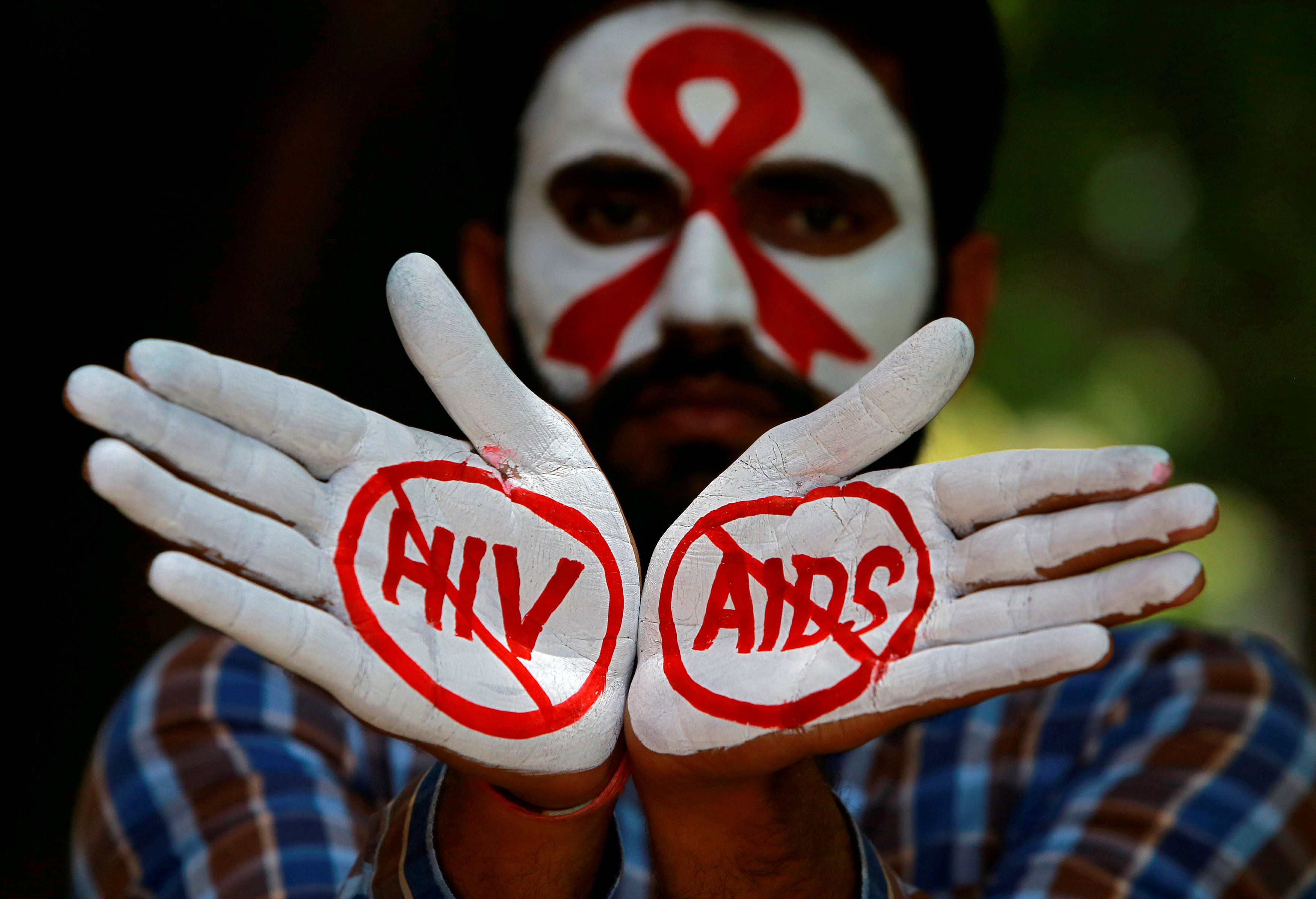 طالب يرسم رسائل على يديه خلال حملة توعوية بفيروس نقص المناعة "الإيدز" في الهند. 20مايو 2018. اجاي فيرما/رويترز