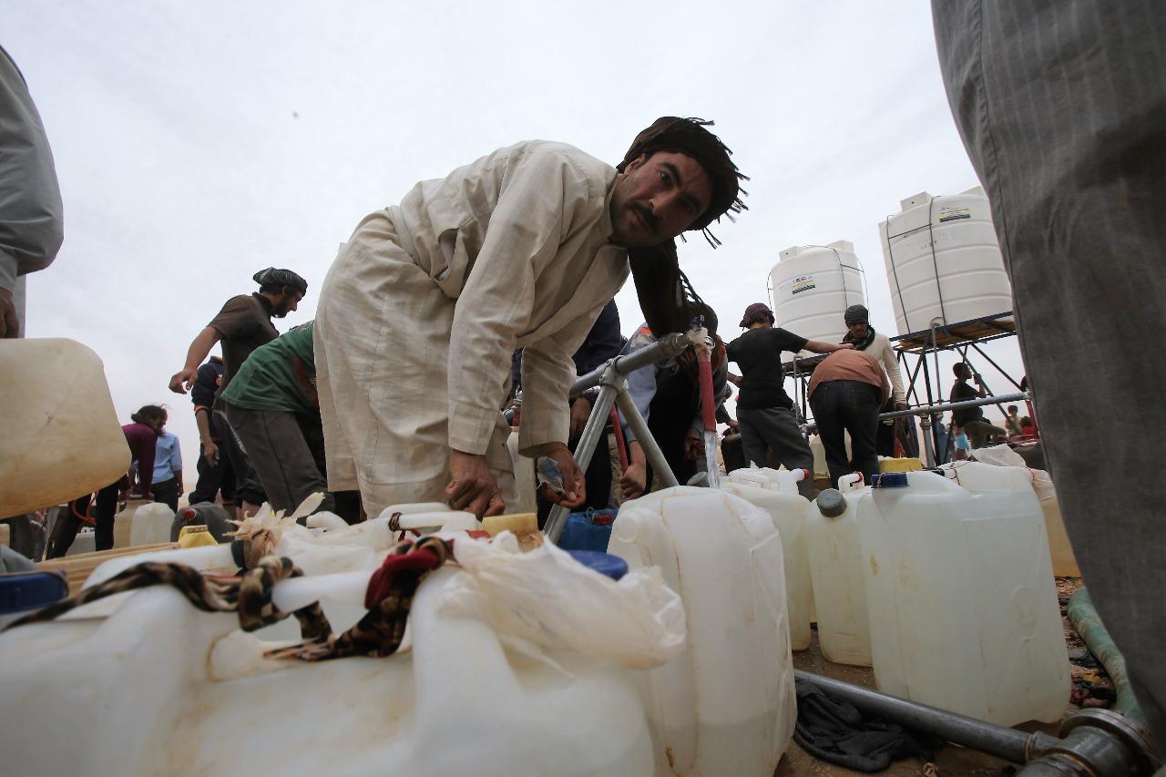 صورة أرشيفية للاجئين سوريين يتلقون مياها من القوات المسلحة الأردنية على الحدود الشمالية. صلاح ملكاوي/المملكة.
