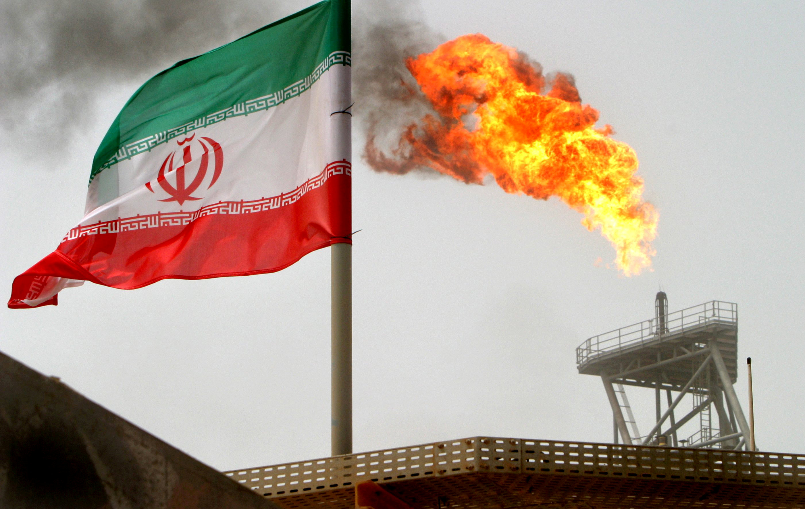 إحدى محطات إنتاج النفط في إيران، 25 يوليو 2005. رويترز 