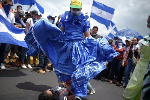 أفراد من المعارضة في نيكاراغوا يقدمون رقصة المسايا التقليدية خلال مظاهرات مناهضة لأورتيغا، 21 يوليو 2018. أ ف ب 