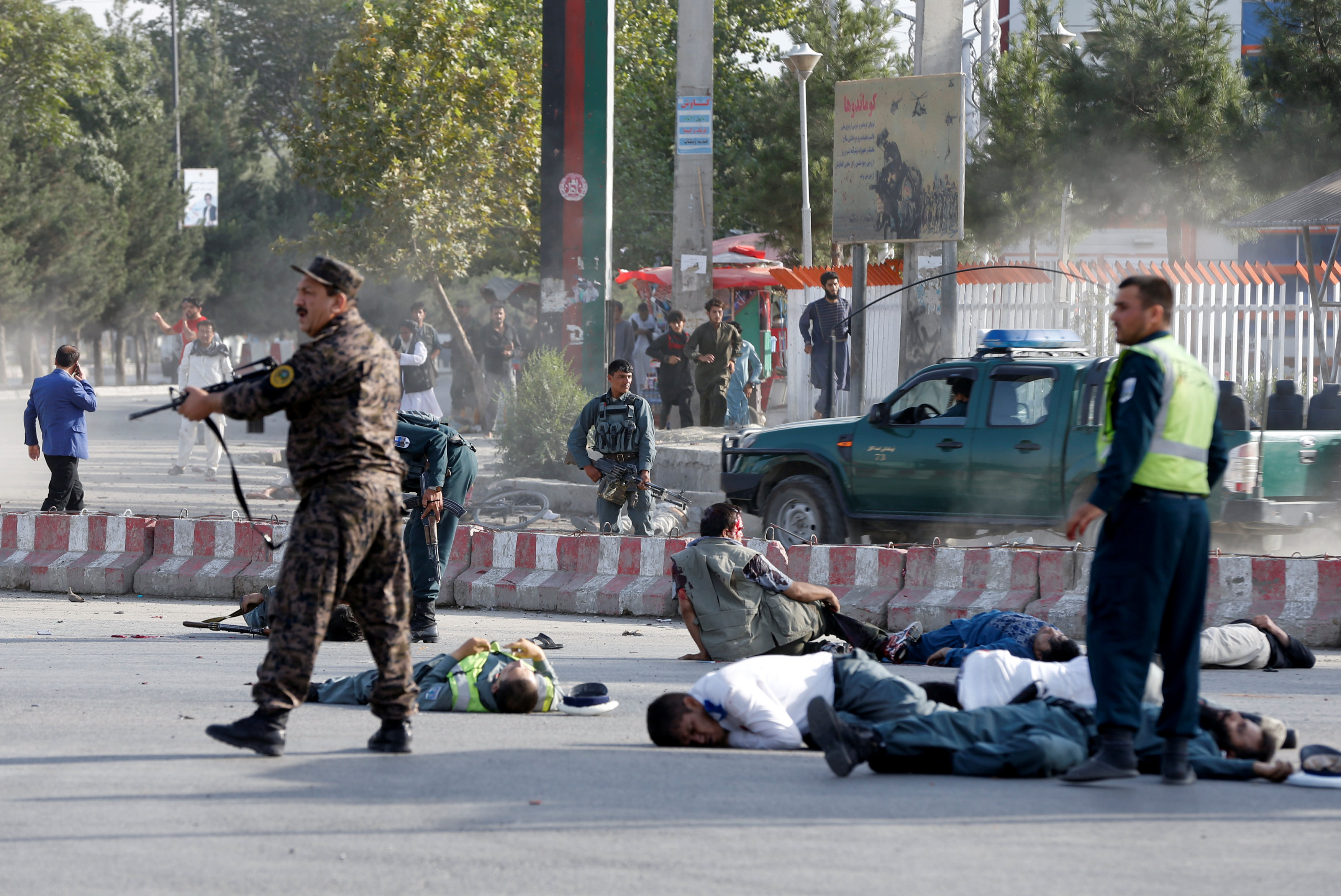 مشاهد أولية تظهر عددا من المصابين على الأرض بعد انفجار وقع قرب مطار كابول. 22 يوليو 2018. عمر سبحاني/ رويترز