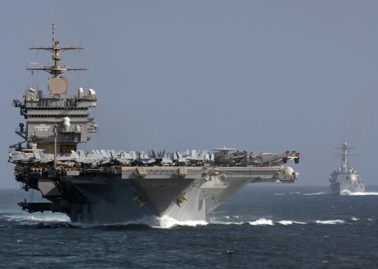 صورة تظهر حاملة طائرات أميركية ومدمرة صواريخ أثناء عبور مضيق باب المندب. الصورة من موقع البحرية الأميركية في أكتوبر 2012. ا ف ب