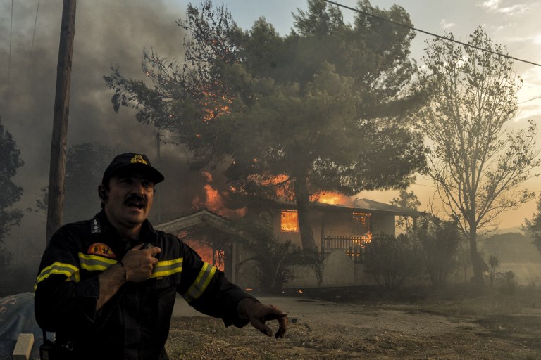 منزل يحترق في كينيتا بالقرب من أثينا. 23 يوليو 2018. ا ف ب