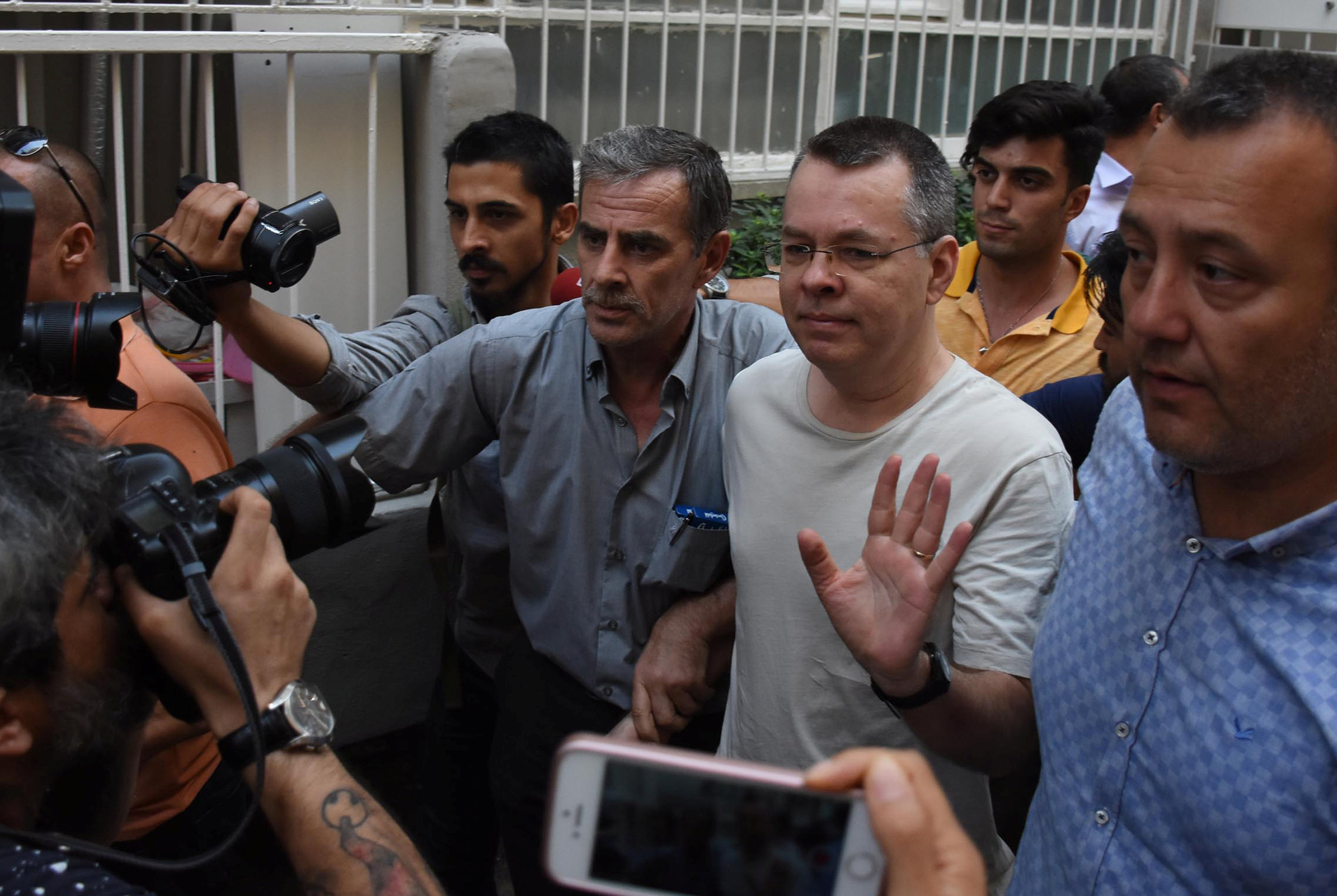 القس الأميركي آندرو برانسون يصل منزله بعد الإفراج عنه من سجن في مدينة إزمير التركية، 25 يوليو 2018. رويترز 