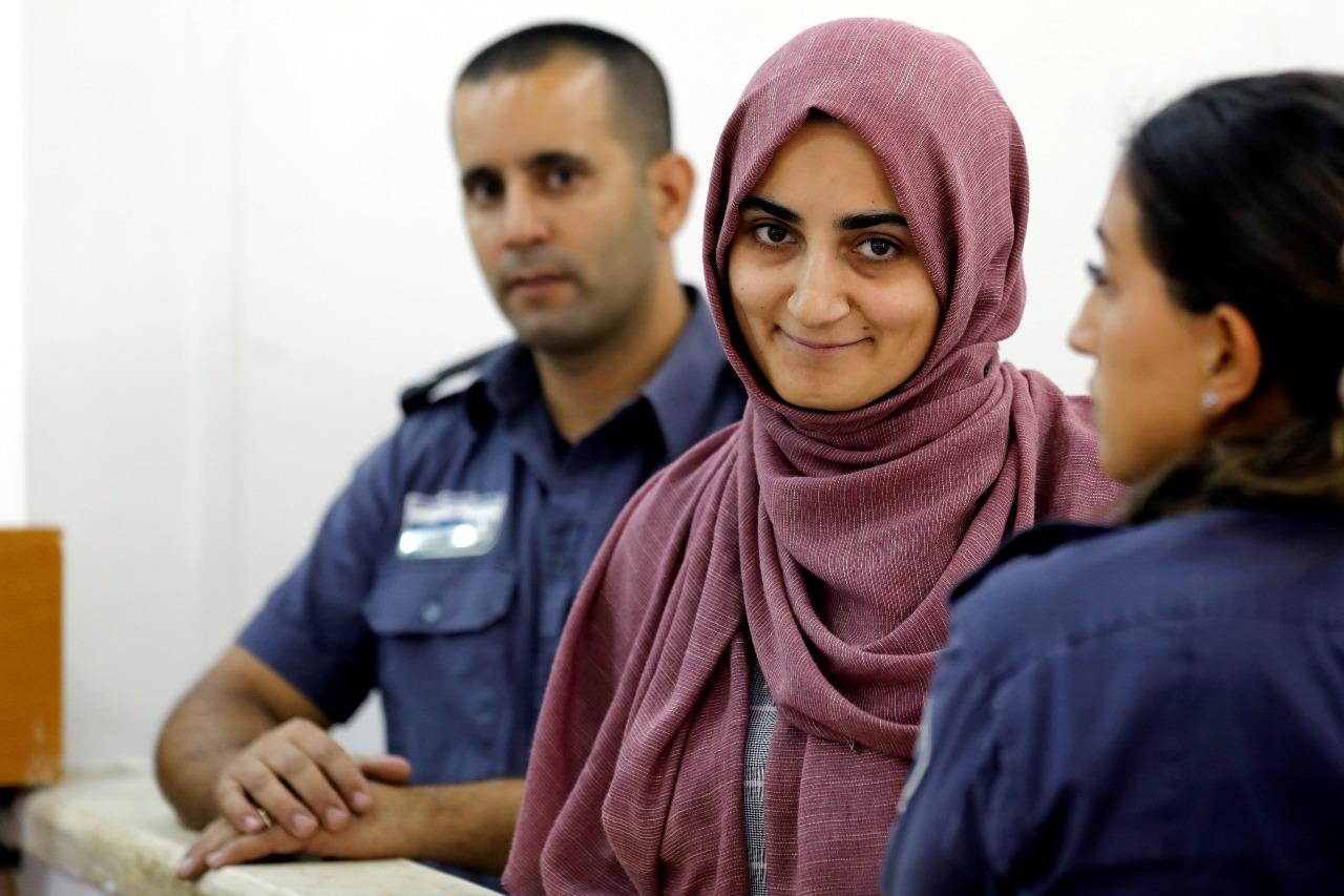 صورة أرشيفية للمواطنة التركية إبرو أوزكان التي اعتقلتها القوات الإسرائيلية الشهر الماضي. رويترز 
